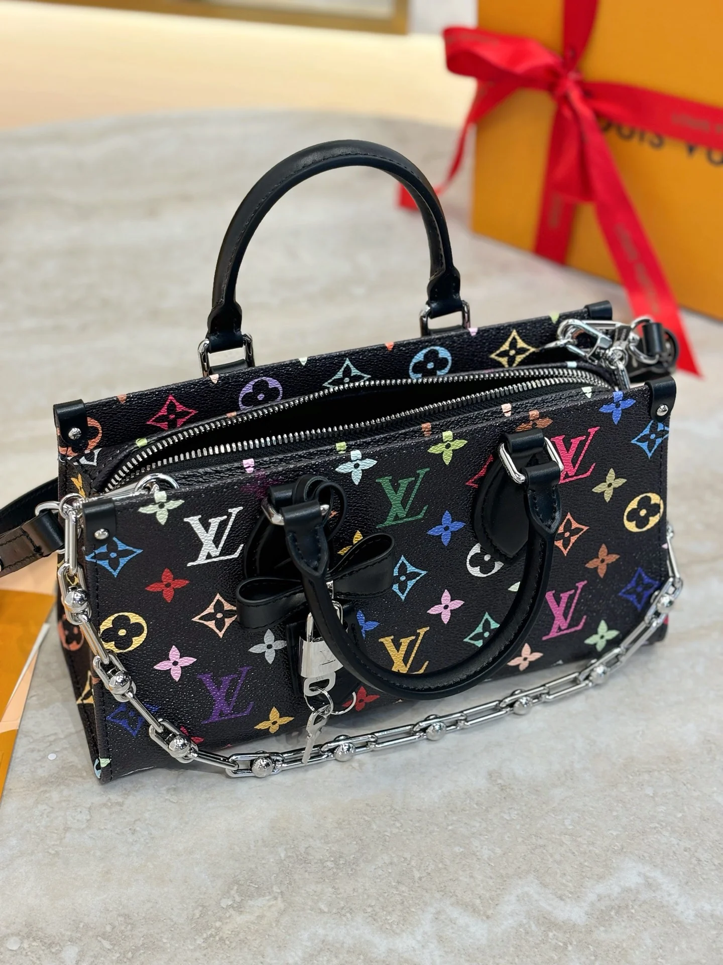 Louisvuitton OnTheGo East West Chain Bag M46568 25x13x10 cm - description_image5