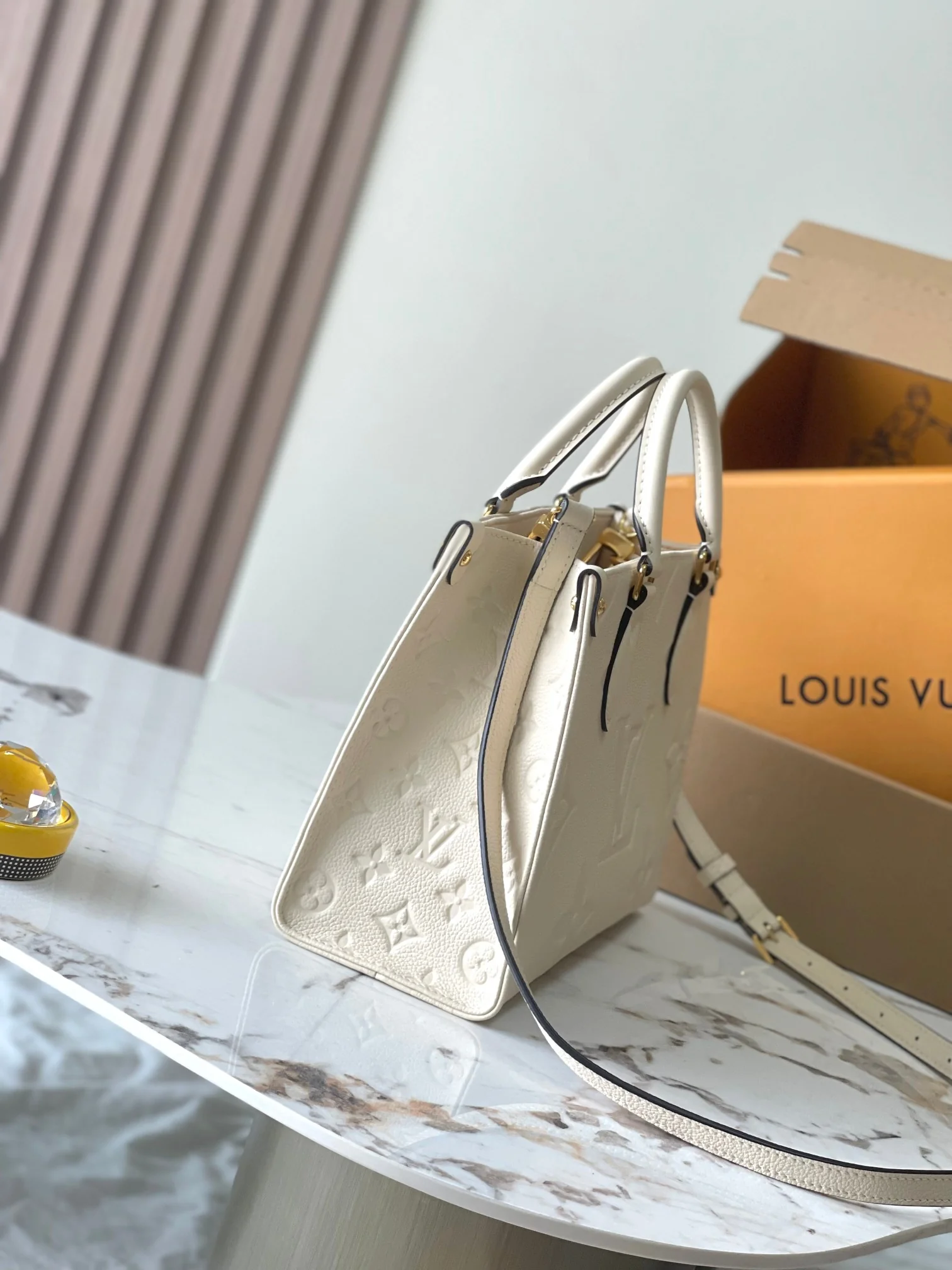 Louisvuitton OnTheGo Small Tote M46569 25x19x11.5 cm - description_image2