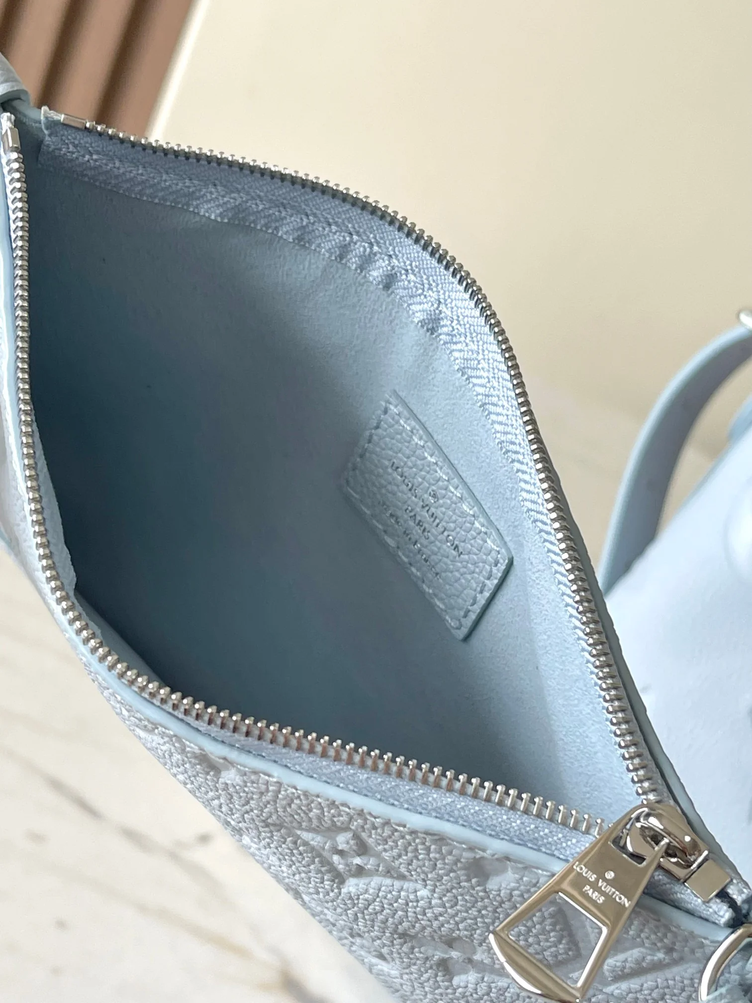 Louisvuitton Carryall Small Handbag Monogram Empreinte Embossed Leather M46673 29x24x12 cm - description_image6