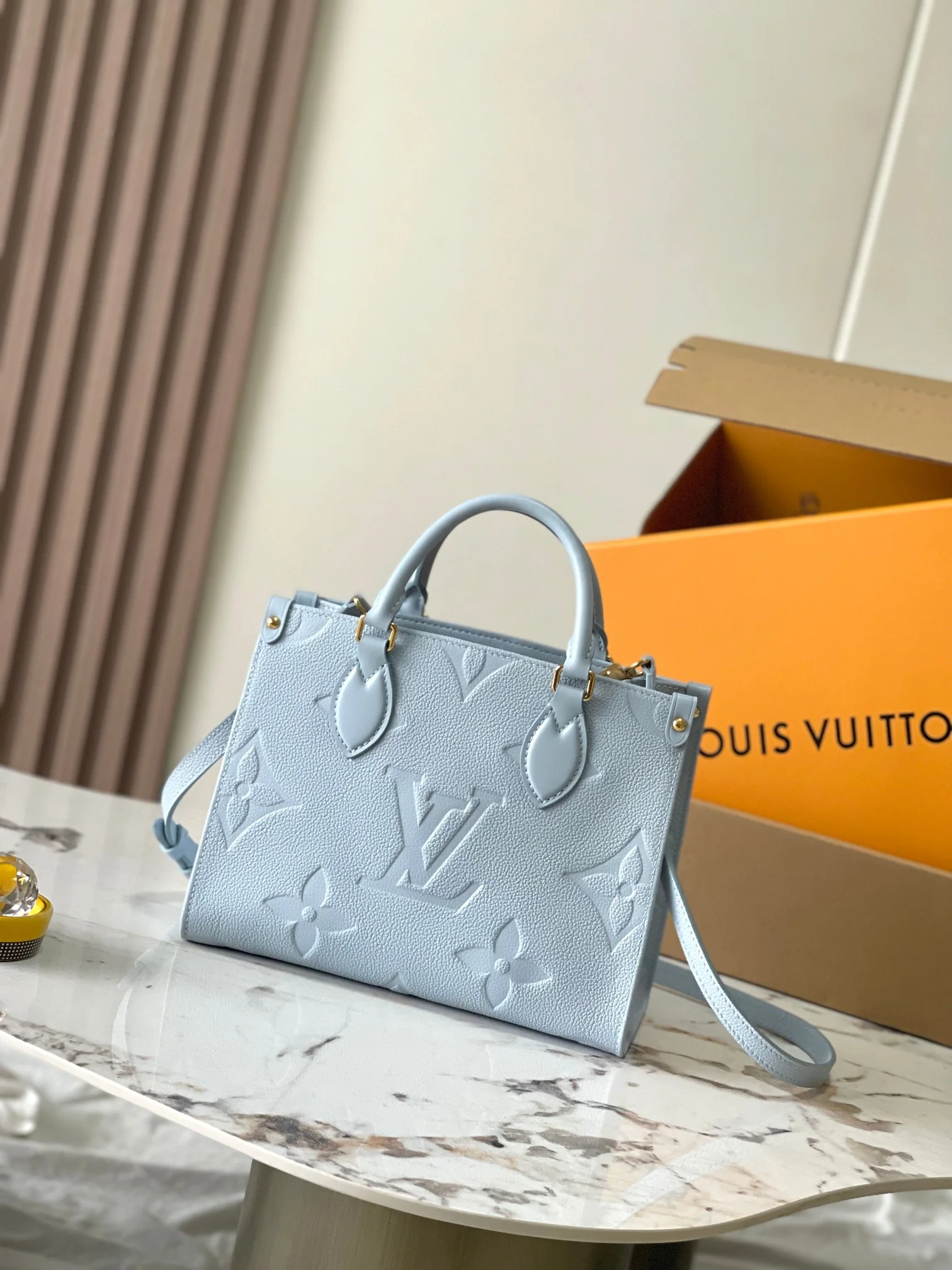 Louisvuitton OnTheGo Small Handbag M46840 25x19x11.5cm - description_image1