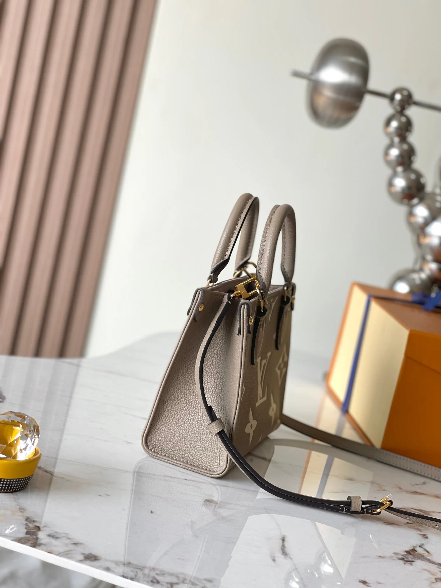 Louisvuitton OnTheGo BB Handbag 18x15x8.5 cm - description_image2