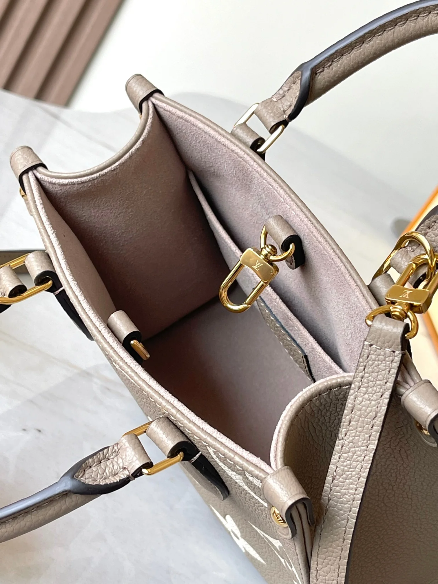 Louisvuitton OnTheGo BB Handbag 18x15x8.5 cm - description_image8