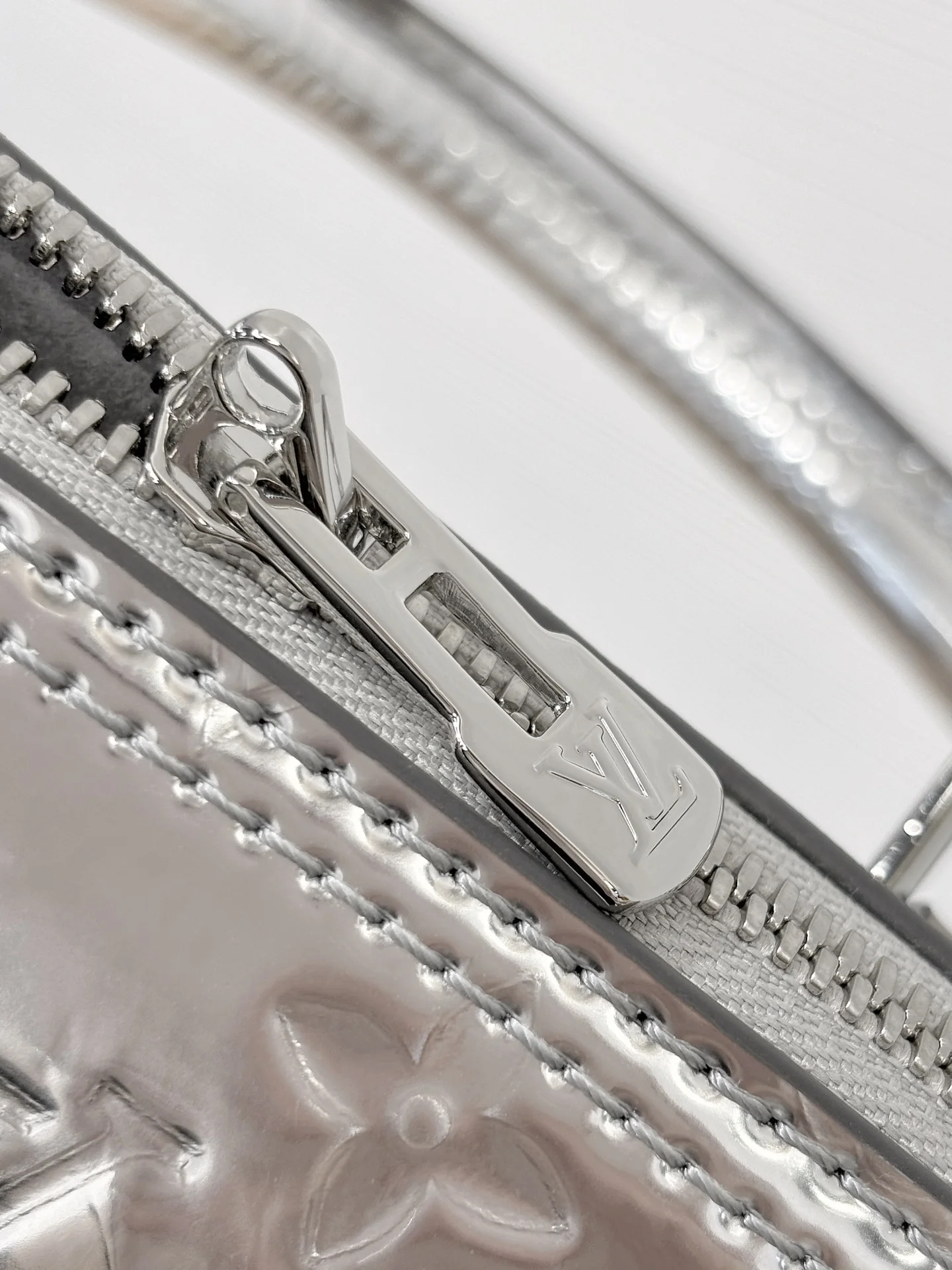 Louis Vuitton Alma M91606 Silver - image9