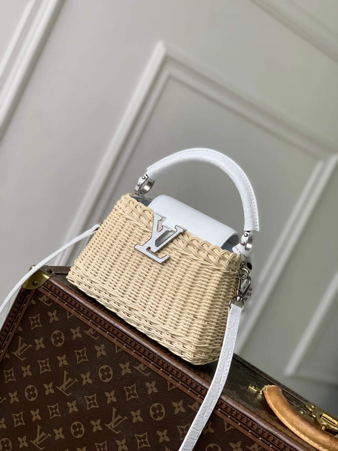 Louis Vuitton Capucines N88126 Gold 21cm 21x8x14 cm - image1