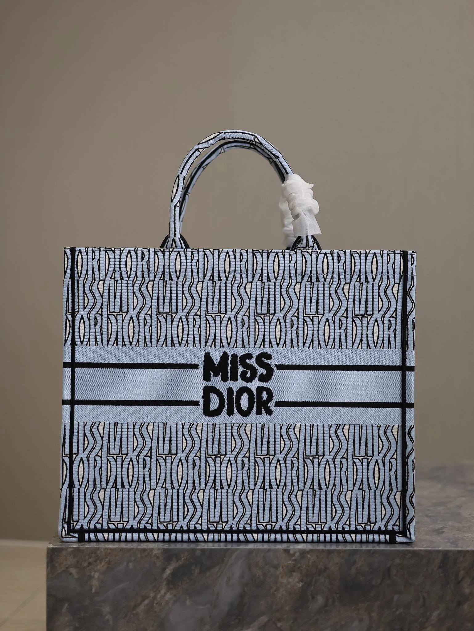 Dior Book Tote 1286 42 x 35 x 18.5 cm Dior Book Tote 1286 42 x 35 x 18.5 cm - description_image1