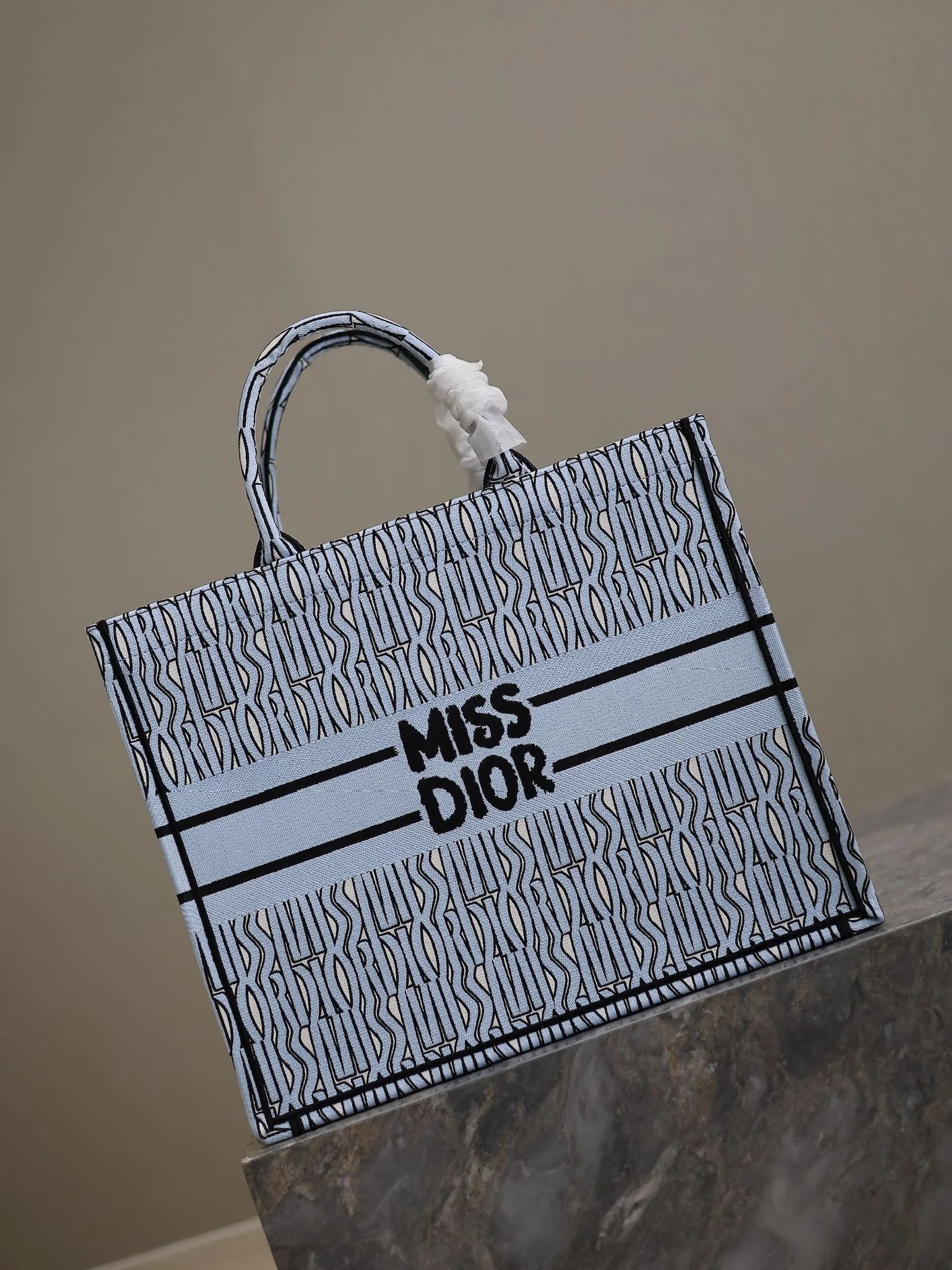 Dior Book Tote 1286 42 x 35 x 18.5 cm Dior Book Tote 1286 42 x 35 x 18.5 cm - description_image2