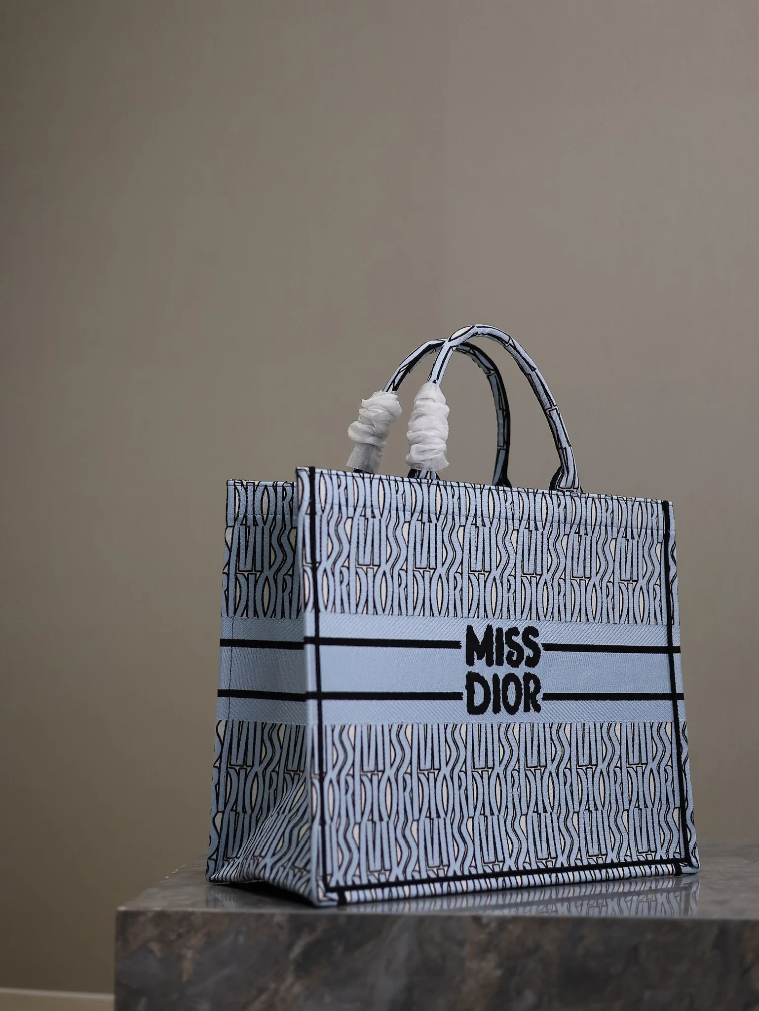 Dior Book Tote 1286 42 x 35 x 18.5 cm Dior Book Tote 1286 42 x 35 x 18.5 cm - description_image4