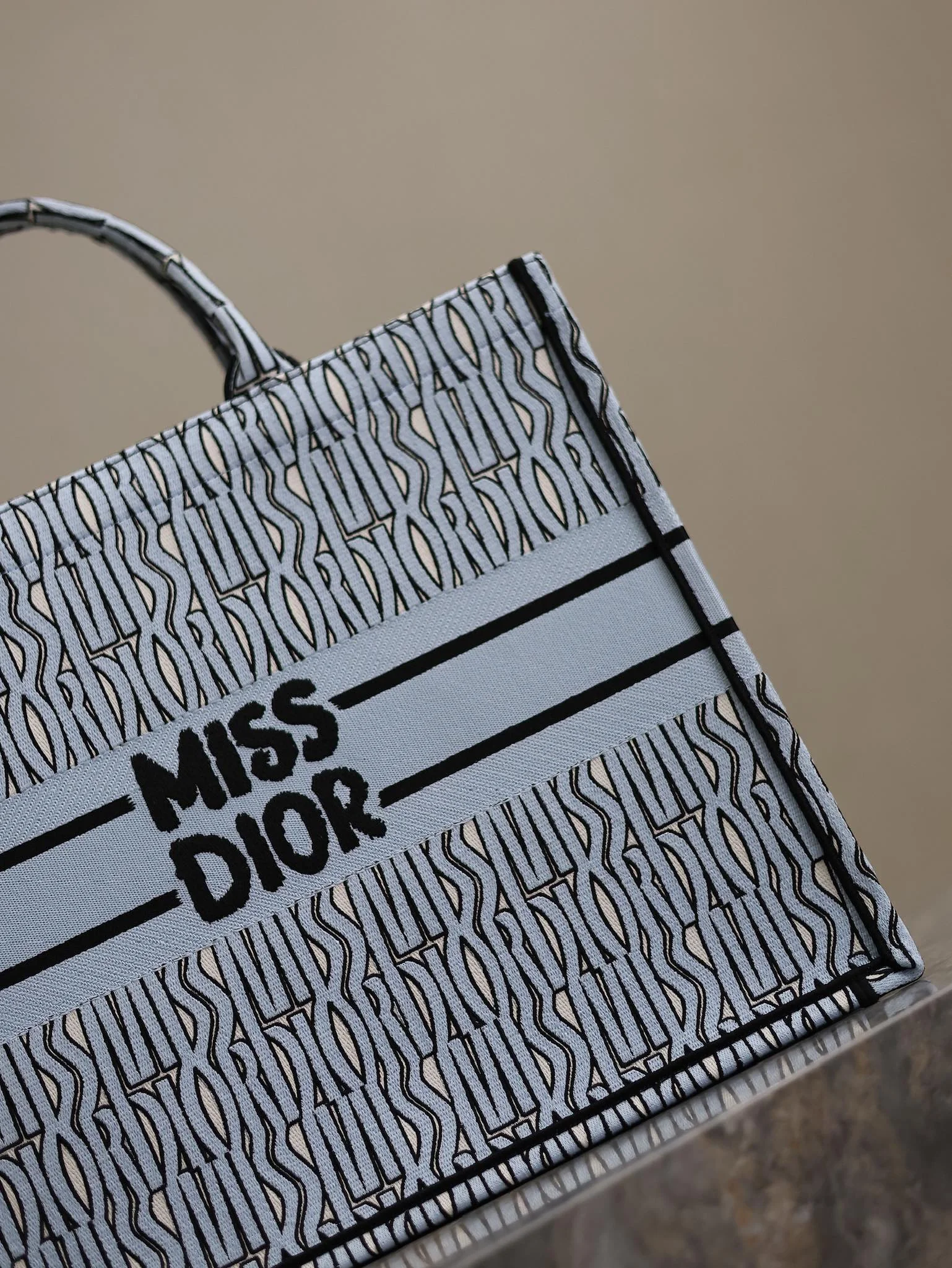 Dior Book Tote 1286 42 x 35 x 18.5 cm Dior Book Tote 1286 42 x 35 x 18.5 cm - description_image6