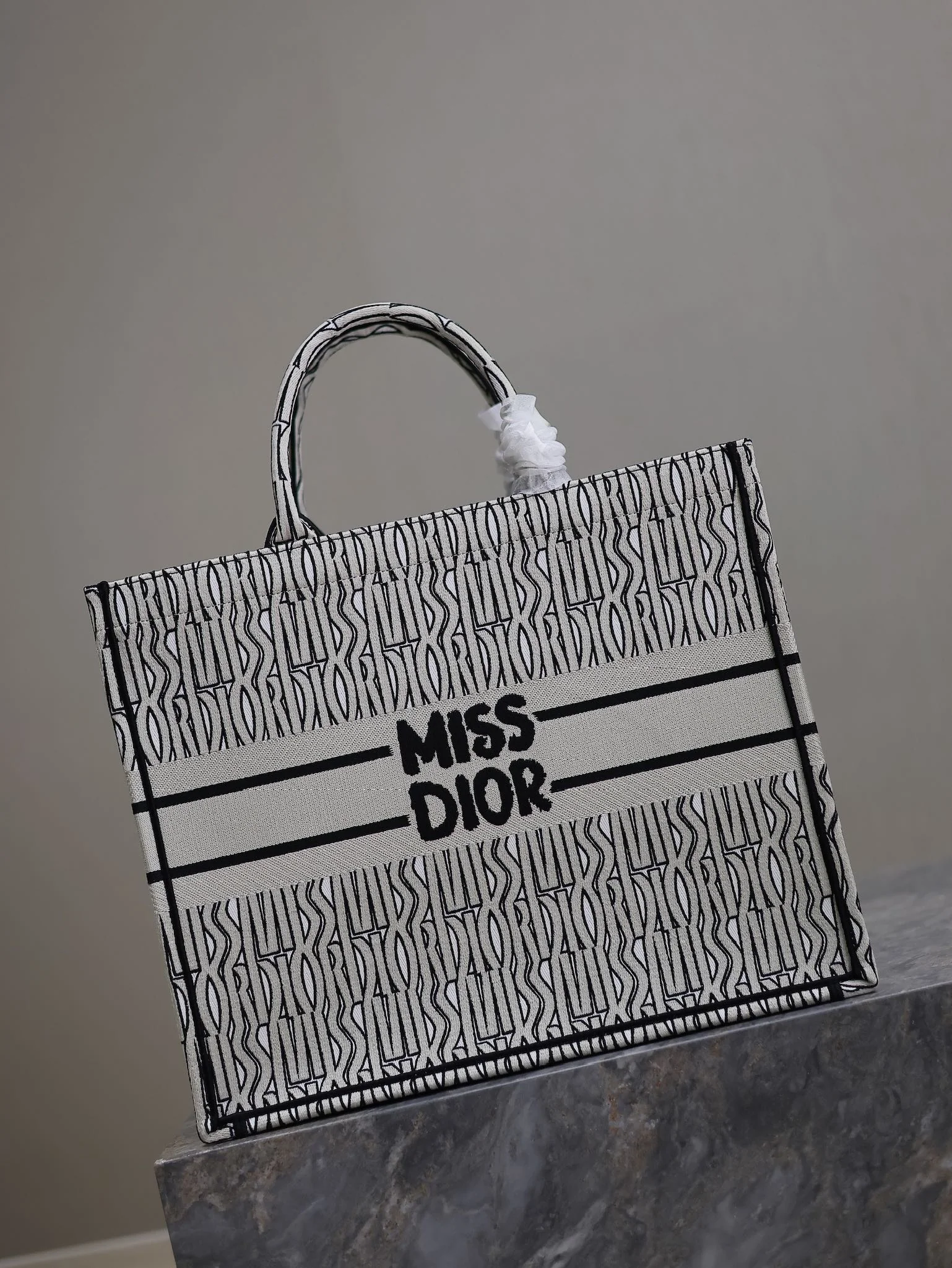 Dior Book Tote 1286 42 x 35 x 18.5 cm Dior Book Tote 1286 42 x 35 x 18.5 cm - description_image2