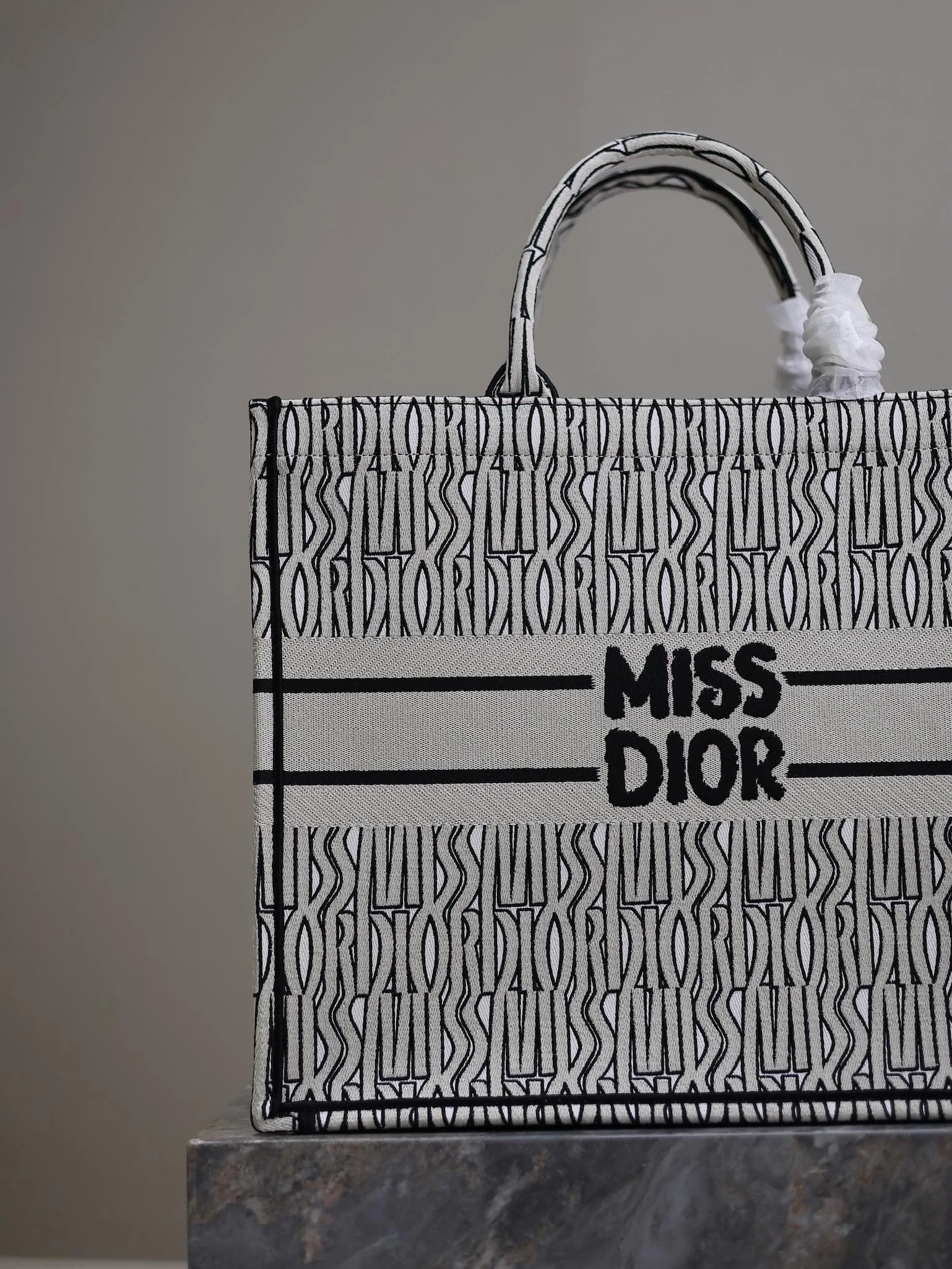 Dior Book Tote 1286 42 x 35 x 18.5 cm Dior Book Tote 1286 42 x 35 x 18.5 cm - description_image3
