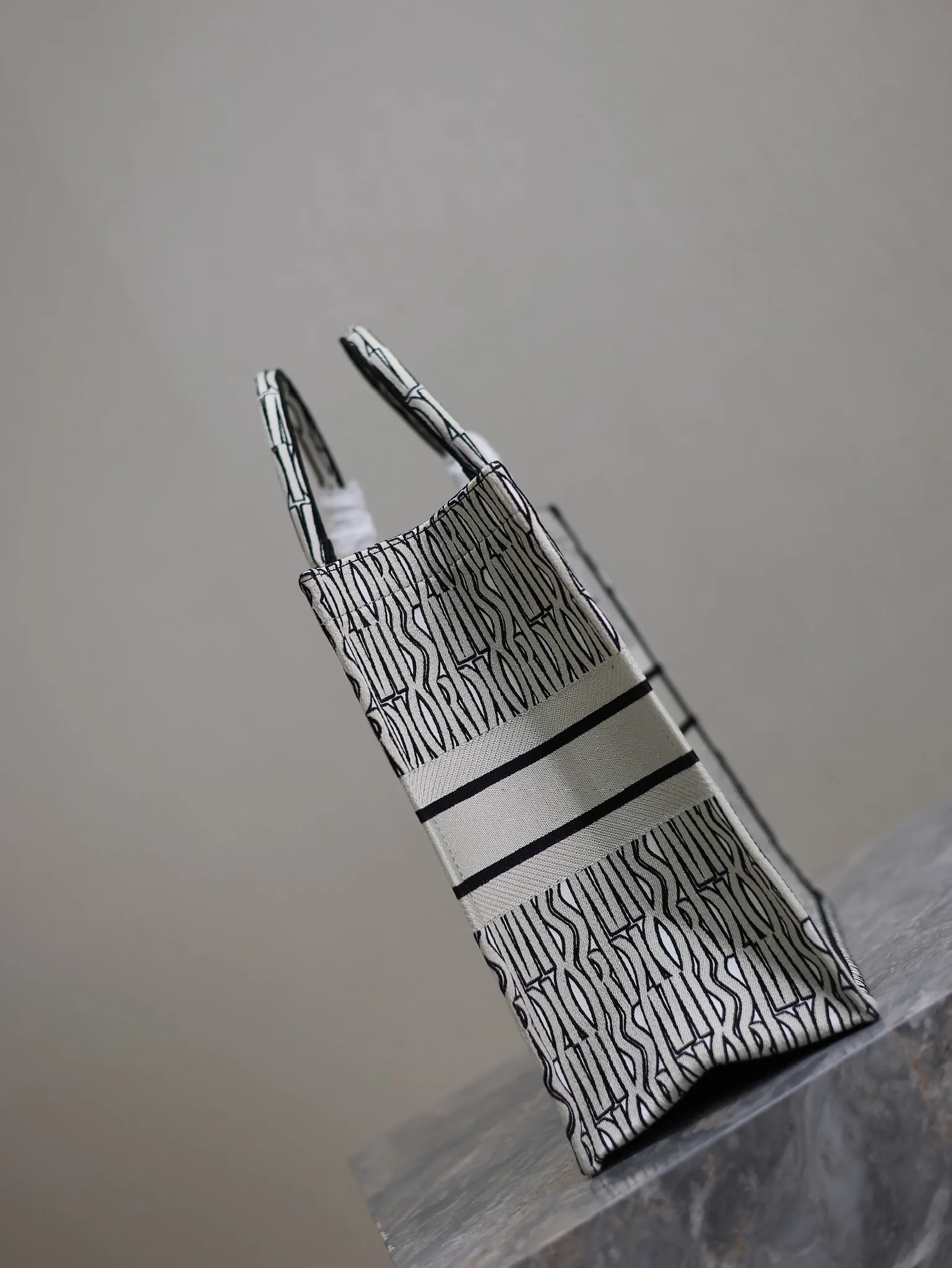 Dior Book Tote 1286 42 x 35 x 18.5 cm Dior Book Tote 1286 42 x 35 x 18.5 cm - description_image4