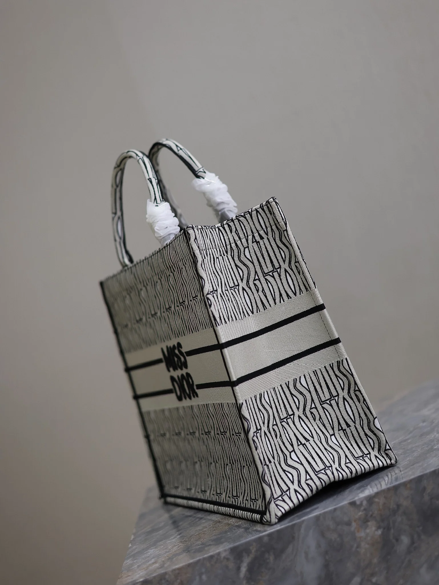 Dior Book Tote 1286 42 x 35 x 18.5 cm Dior Book Tote 1286 42 x 35 x 18.5 cm - description_image6