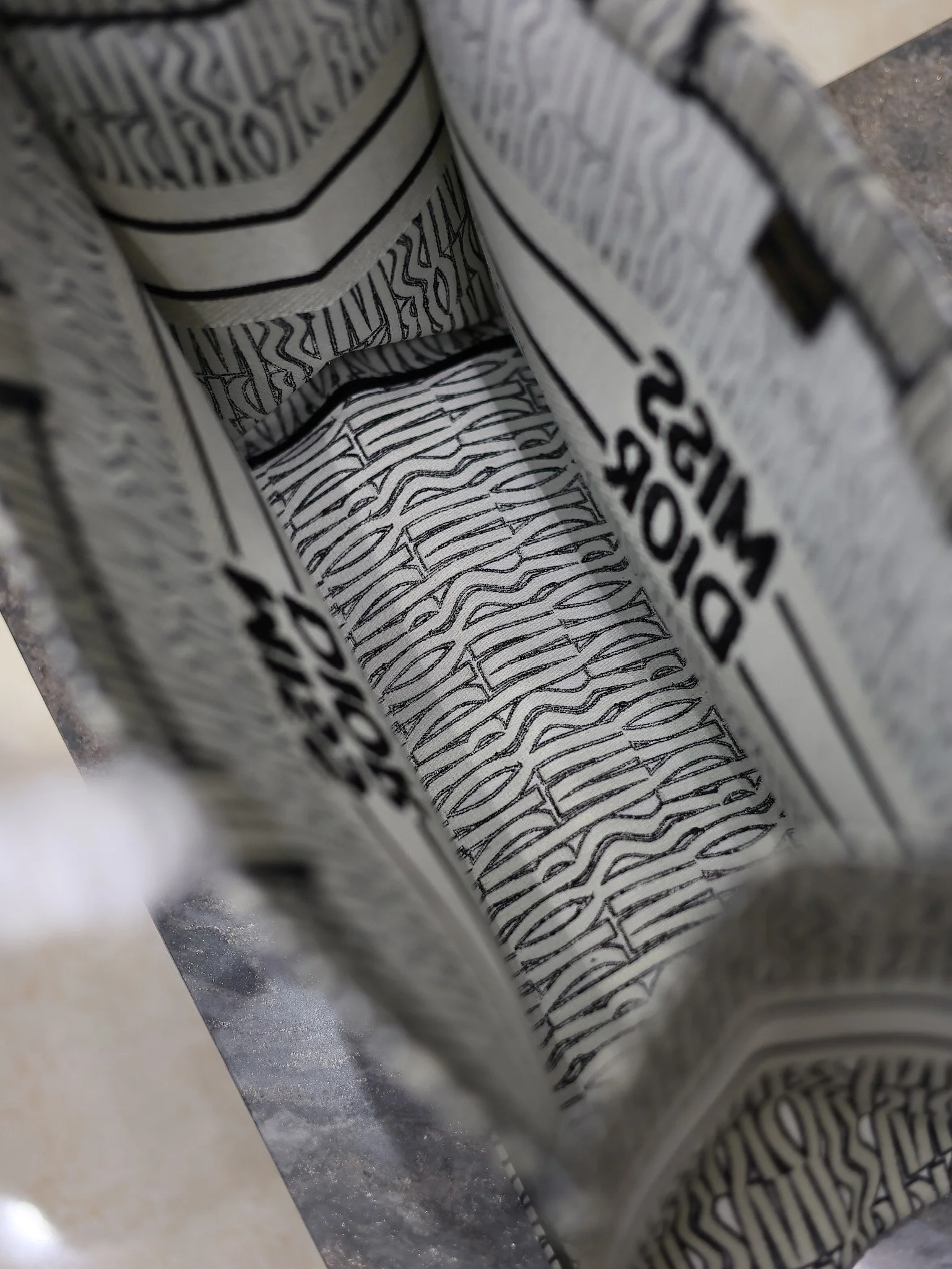 Dior Book Tote 1286 42 x 35 x 18.5 cm Dior Book Tote 1286 42 x 35 x 18.5 cm - description_image9