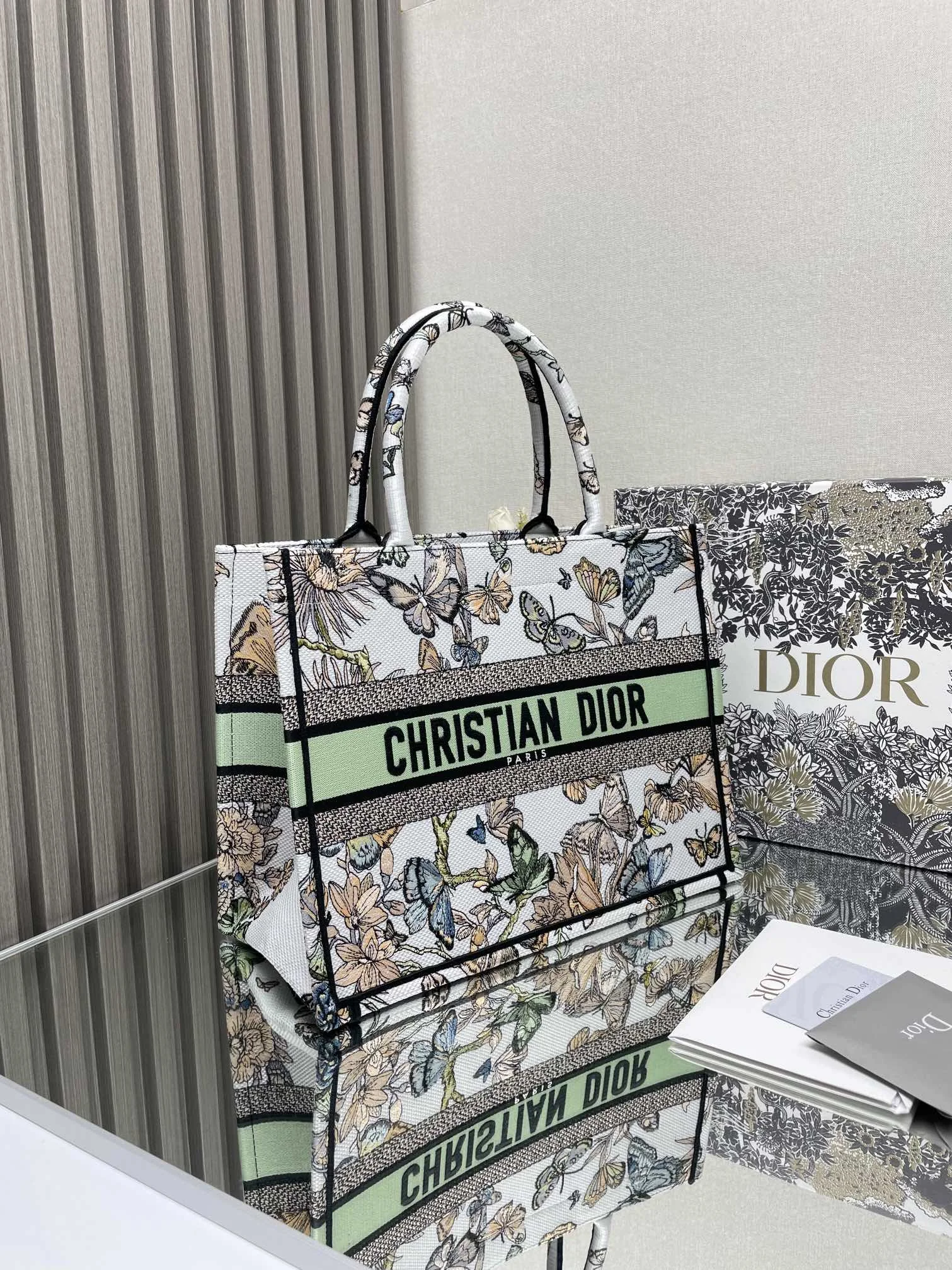 Dior Book Tote 36 x 28 cm - description_image3