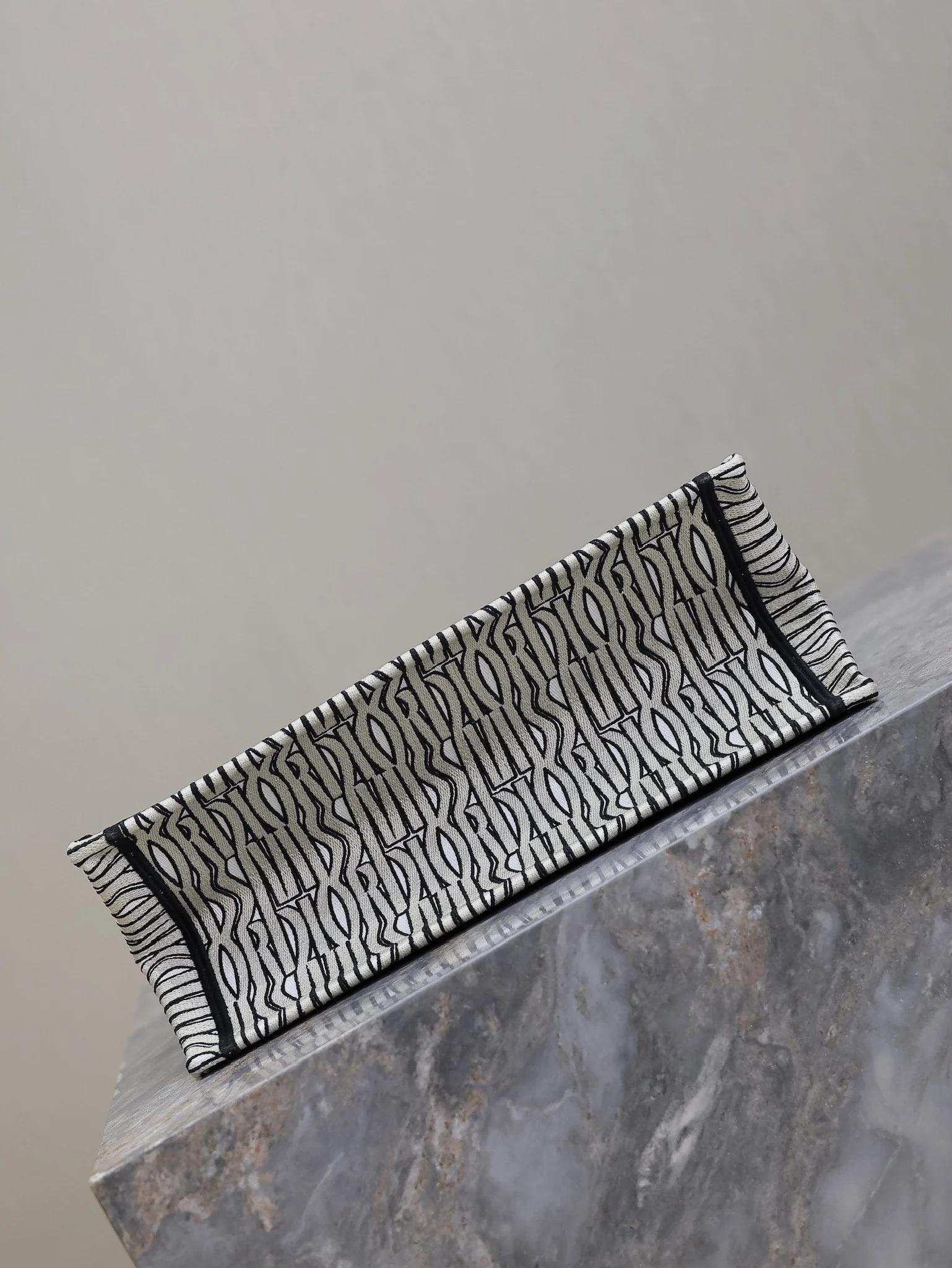 Dior Book Tote 1286 36 x 27.5 x 16.5 cm - description_image7