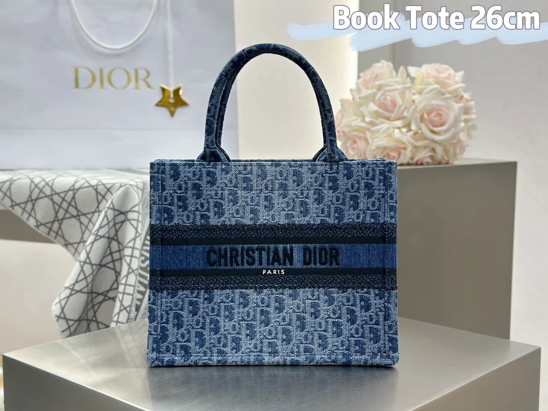 Dior Book Tote 26 x 22 x 14 cm Dior Book Tote 26 x 22 x 14 cm - description_image1