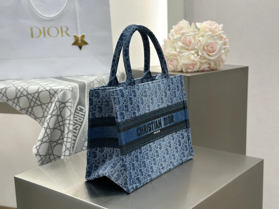 Dior Book Tote 26 x 22 x 14 cm Dior Book Tote 26 x 22 x 14 cm - description_image2