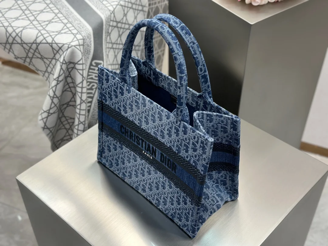 Dior Book Tote 26 x 22 x 14 cm Dior Book Tote 26 x 22 x 14 cm - description_image4