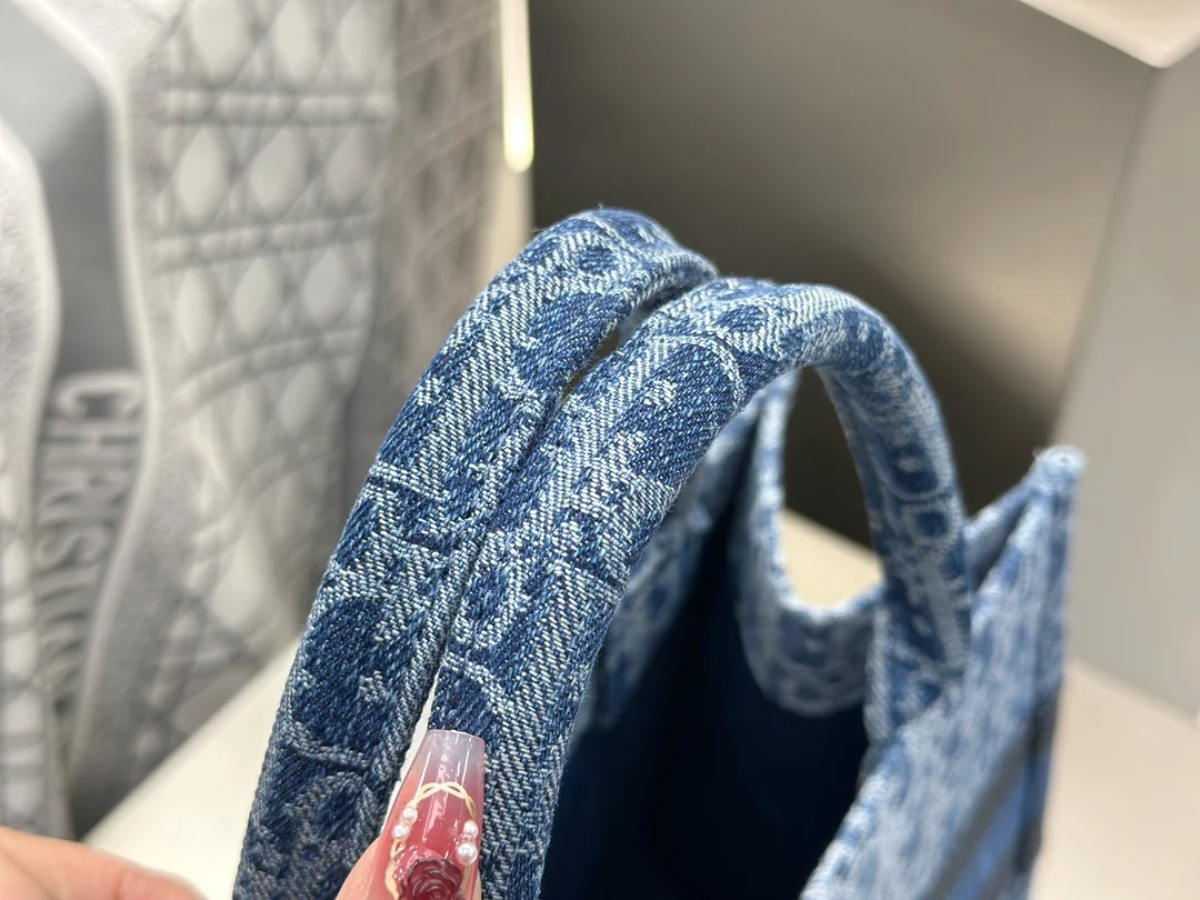 Dior Book Tote 26 x 22 x 14 cm Dior Book Tote 26 x 22 x 14 cm - description_image5