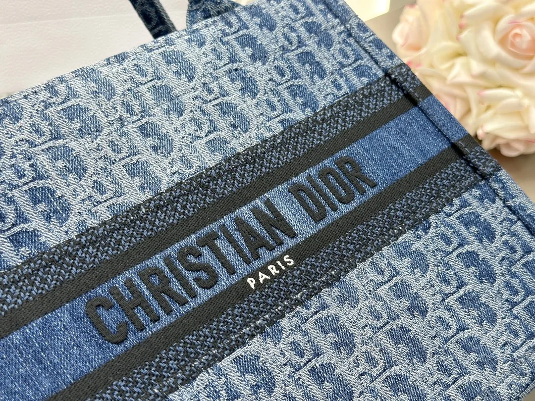 Dior Book Tote 26 x 22 x 14 cm Dior Book Tote 26 x 22 x 14 cm - description_image7