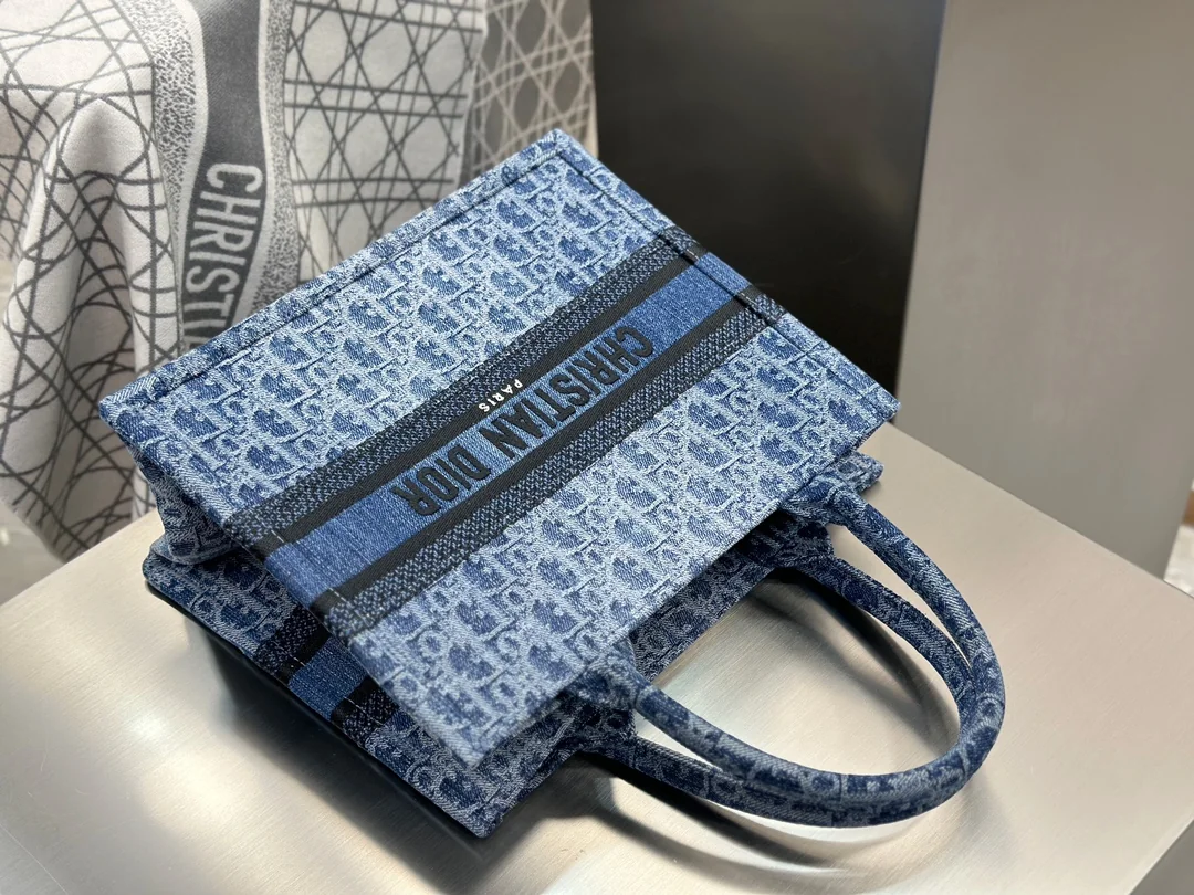 Dior Book Tote 26 x 22 x 14 cm Dior Book Tote 26 x 22 x 14 cm - description_image8