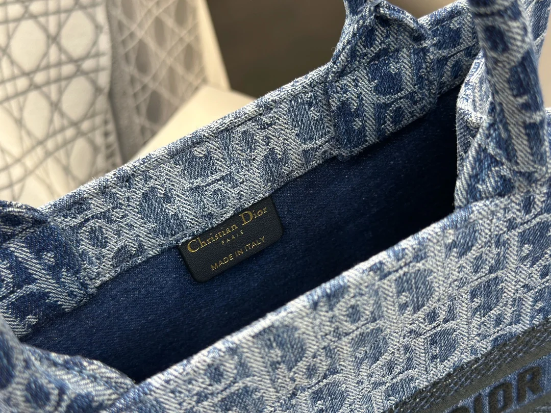 Dior Book Tote 26 x 22 x 14 cm Dior Book Tote 26 x 22 x 14 cm - description_image9