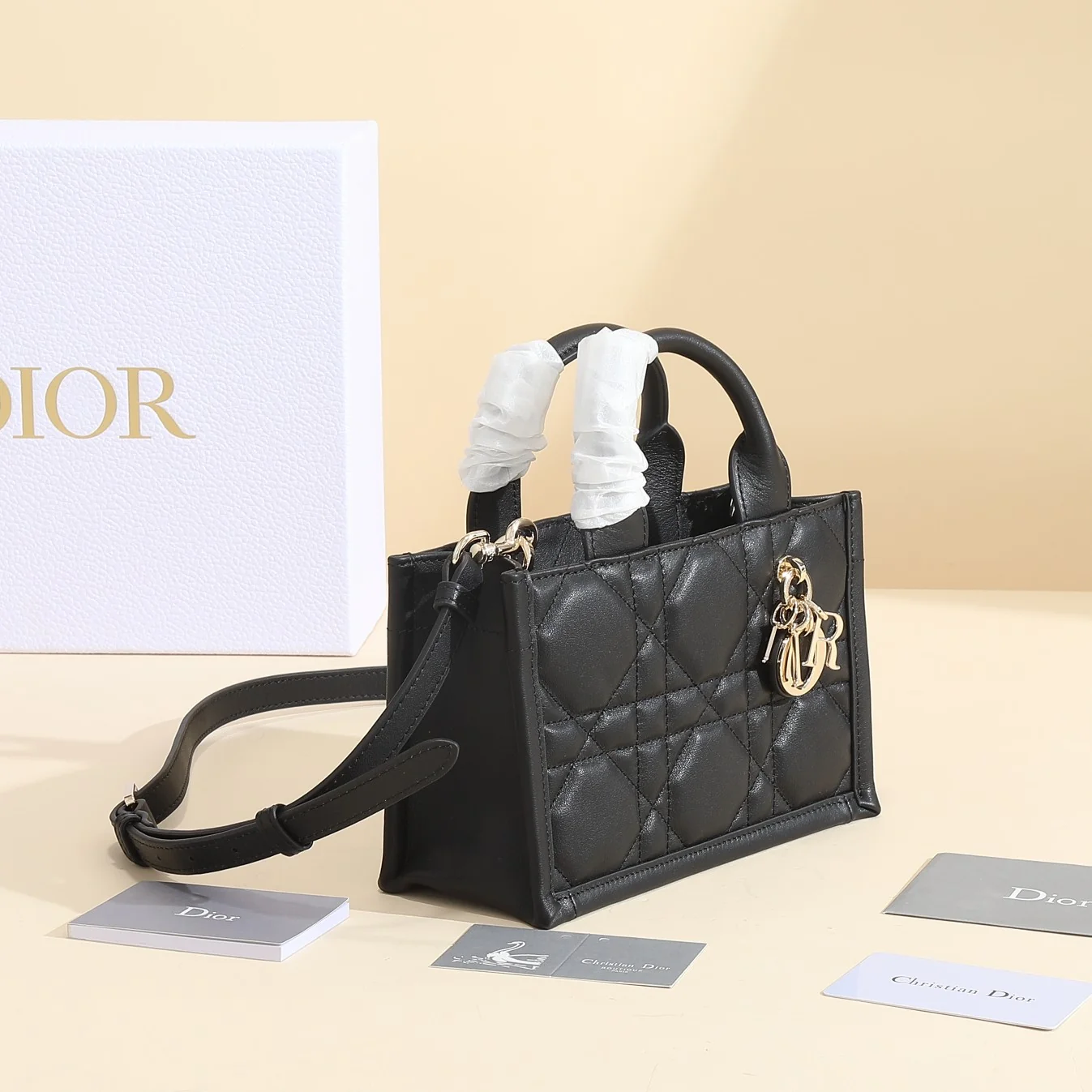 Dior Mini Book Tote 21.5 x 13 x 7.5 cm - description_image2