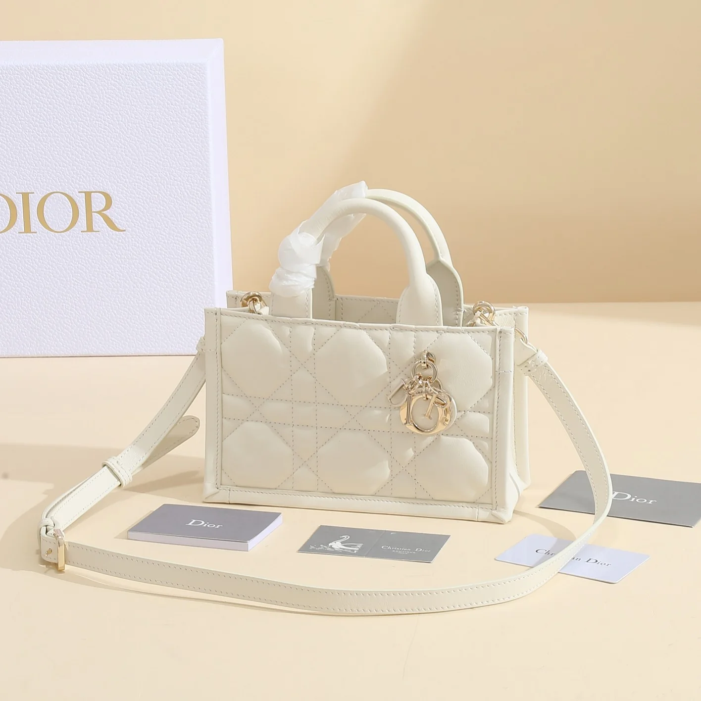 Dior Mini Book Tote Bag 21.5 x 13 x 7.5 cm Dior Mini Book Tote Bag 21.5 x 13 x 7.5 cm - description_image1