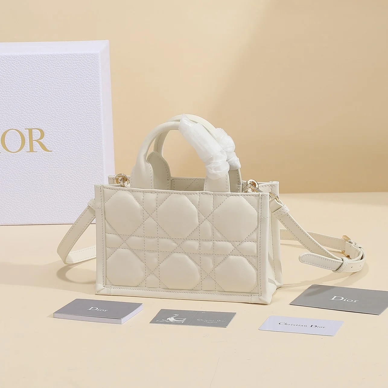 Dior Mini Book Tote Bag 21.5 x 13 x 7.5 cm Dior Mini Book Tote Bag 21.5 x 13 x 7.5 cm - description_image3