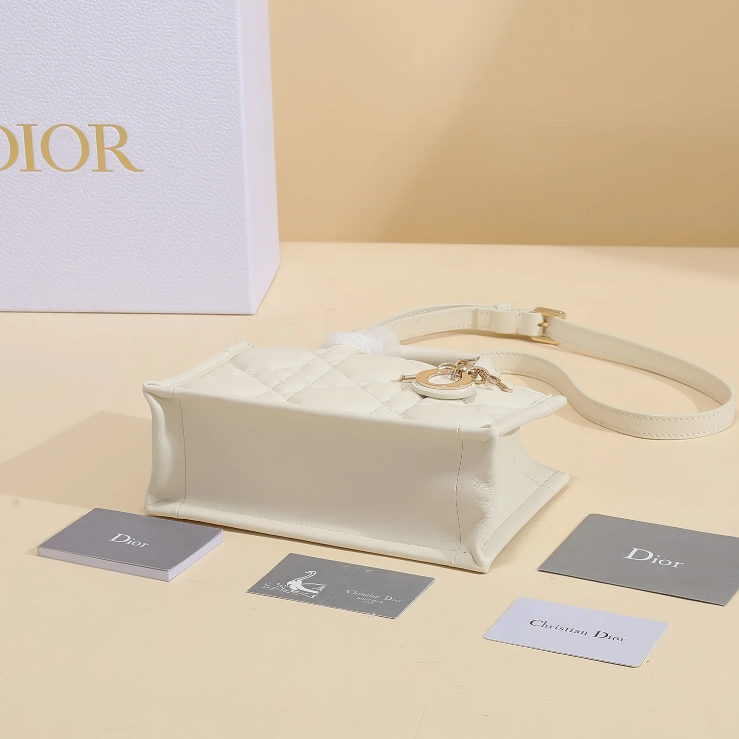 Dior Mini Book Tote Bag 21.5 x 13 x 7.5 cm Dior Mini Book Tote Bag 21.5 x 13 x 7.5 cm - description_image6