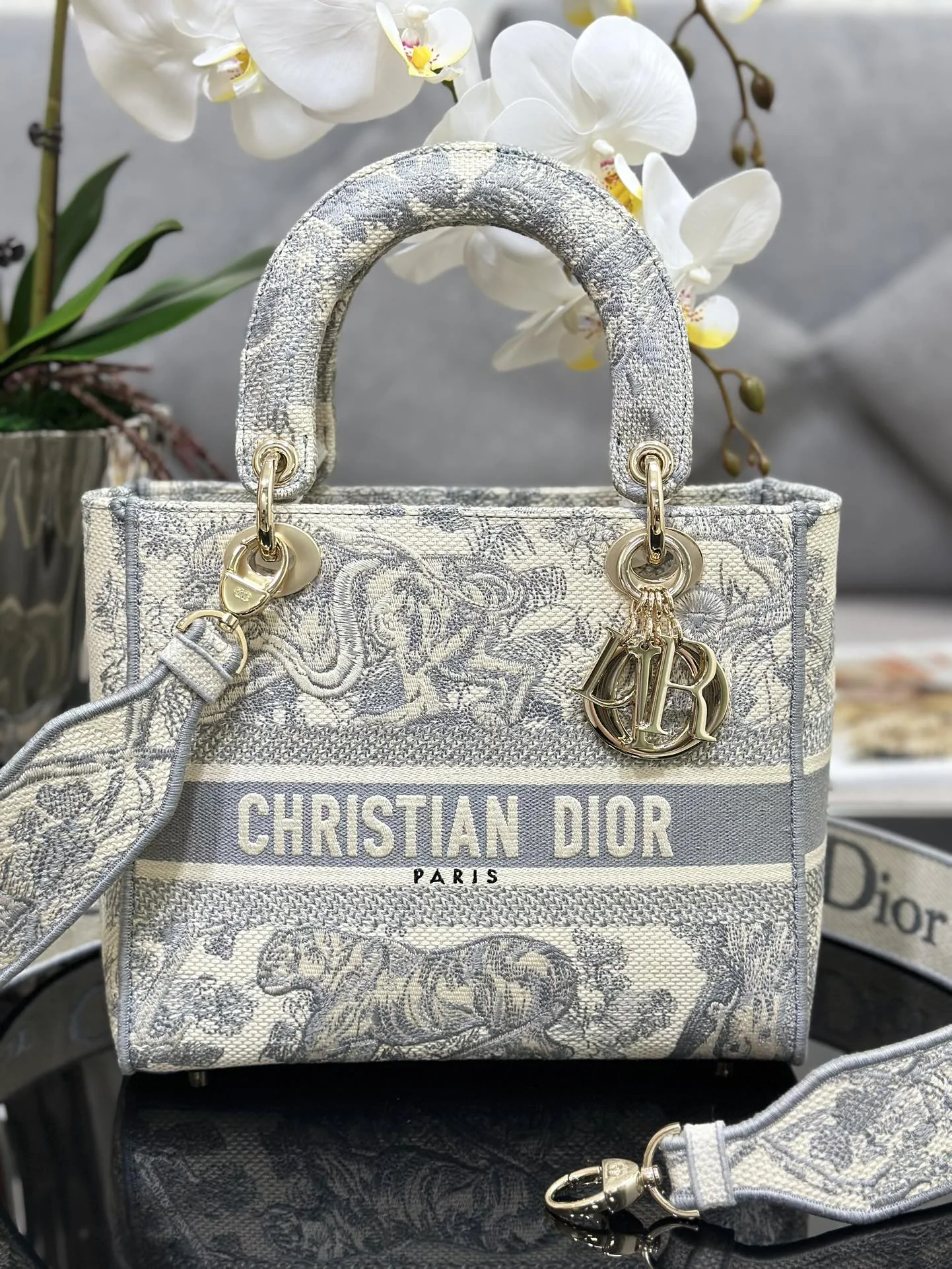 Dior Lady D-Lite Medium Embroidered Bag M0565 24 x 20 x 11 cm - description_image1