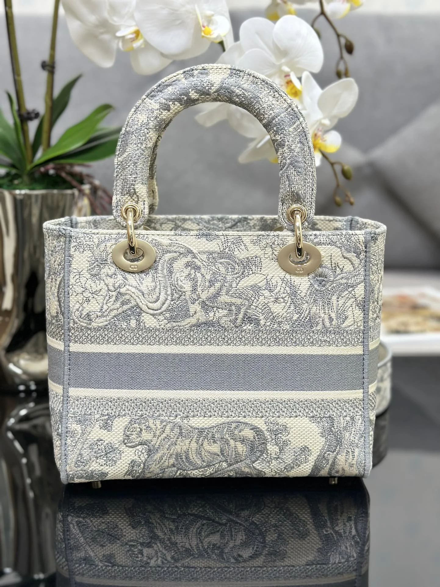 Dior Lady D-Lite Medium Embroidered Bag M0565 24 x 20 x 11 cm - description_image2