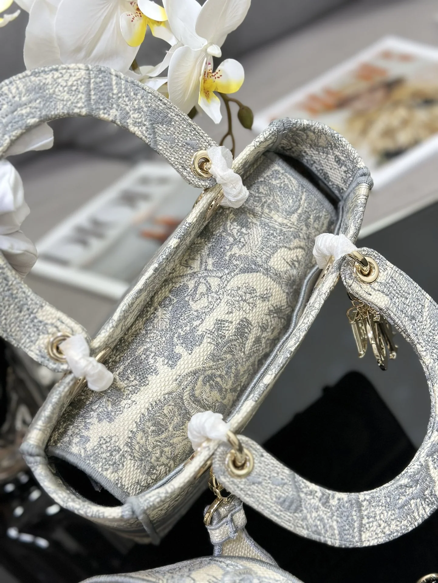 Dior Lady D-Lite Medium Embroidered Bag M0565 24 x 20 x 11 cm - description_image7