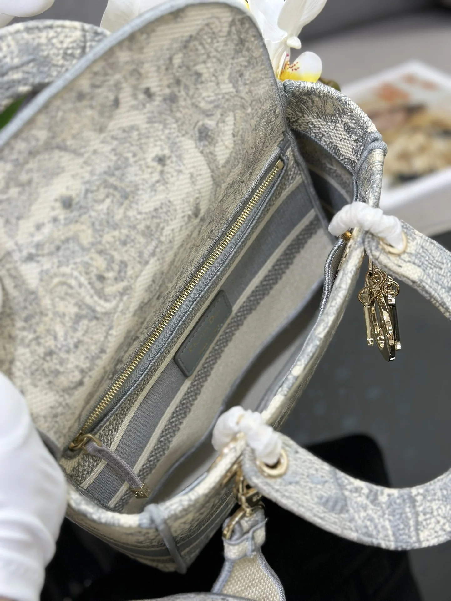 Dior Lady D-Lite Medium Embroidered Bag M0565 24 x 20 x 11 cm - description_image8