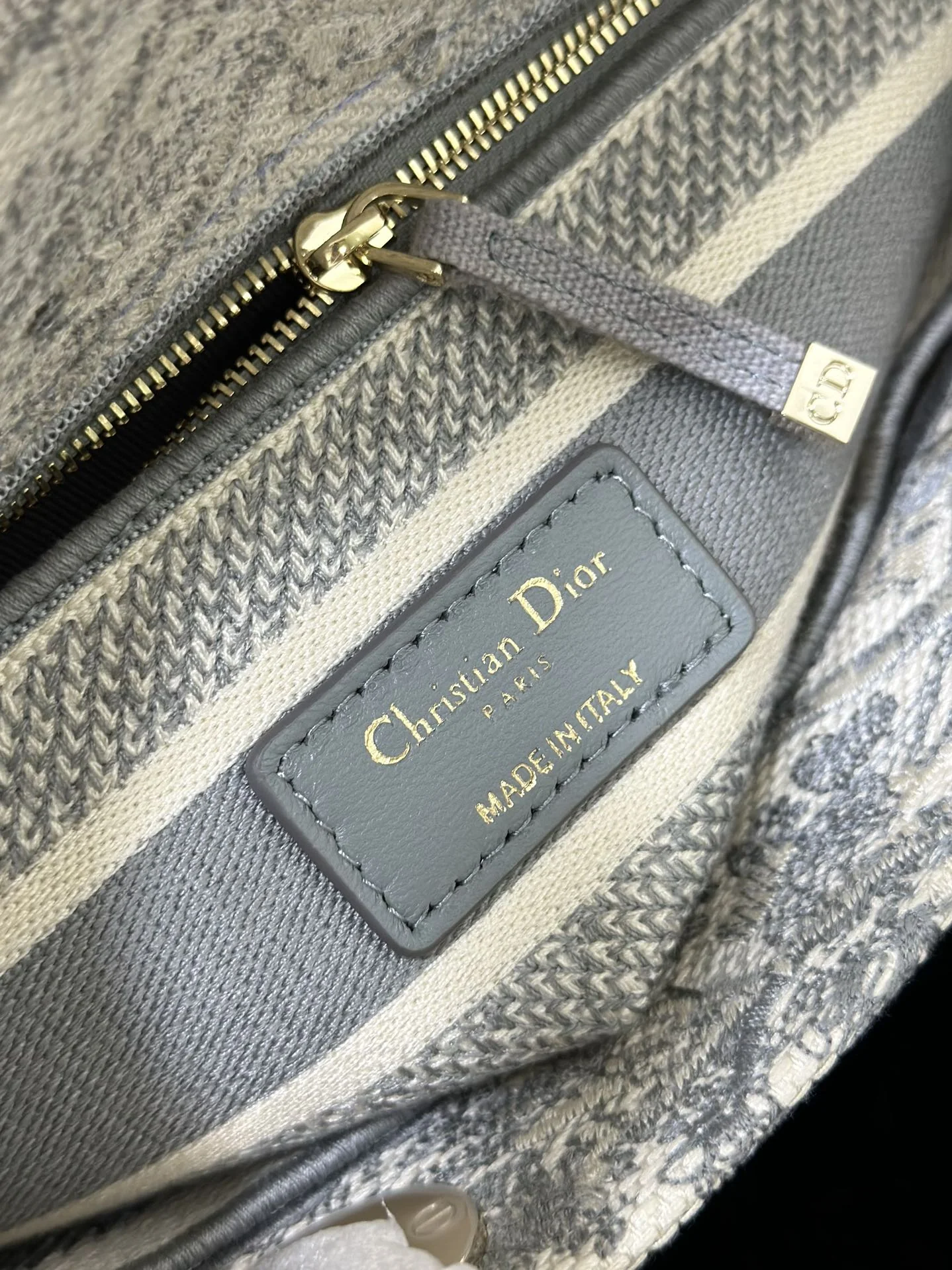 Dior Lady D-Lite Medium Embroidered Bag M0565 24 x 20 x 11 cm - description_image9