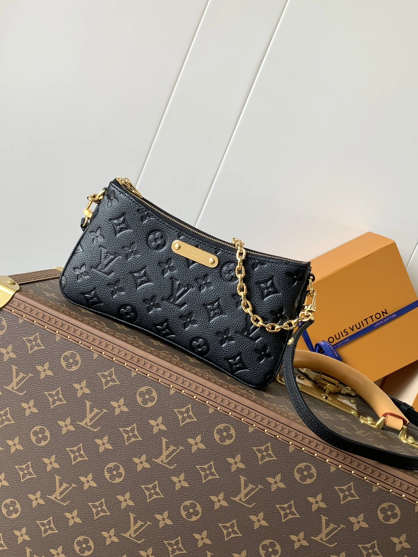 Louisvuitton Pochette Monogram Empreinte Liv Pochette M11916 24x13x6.5 cm Louisvuitton Pochette Monogram Empreinte Liv Pochette M11916 24x13x6.5 cm - description_image1