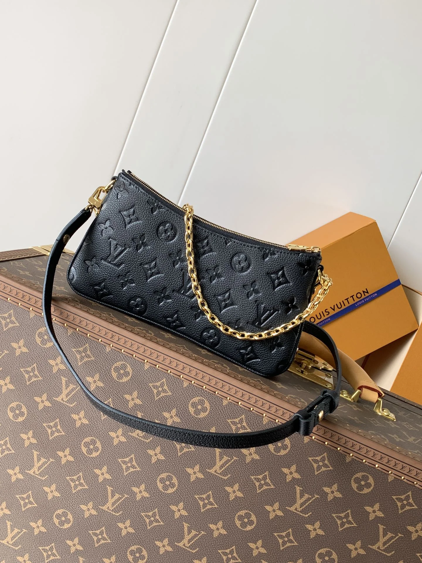 Louisvuitton Pochette Monogram Empreinte Liv Pochette M11916 24x13x6.5 cm Louisvuitton Pochette Monogram Empreinte Liv Pochette M11916 24x13x6.5 cm - description_image3