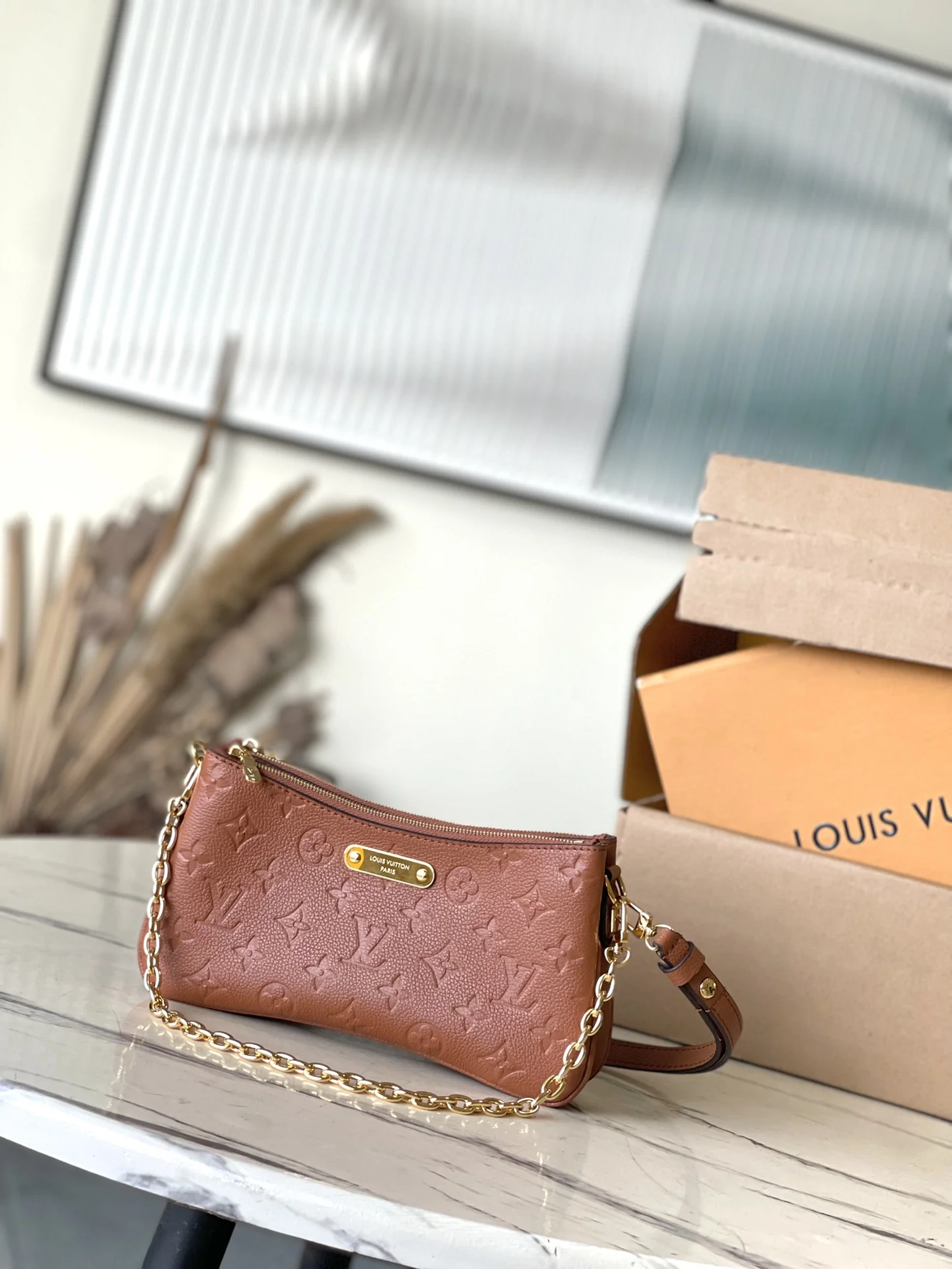 Louisvuitton Liv Pochette M11916 24x13x6.5 cm - description_image1