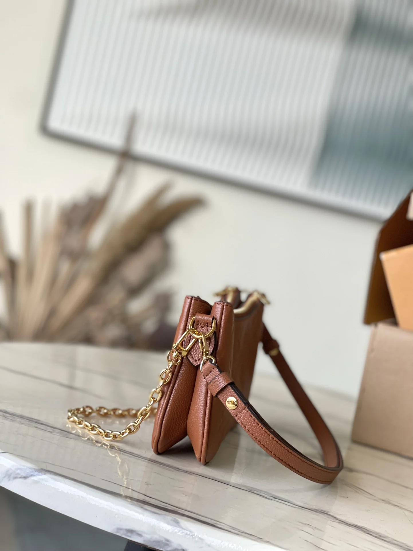 Louisvuitton Liv Pochette M11916 24x13x6.5 cm - description_image2