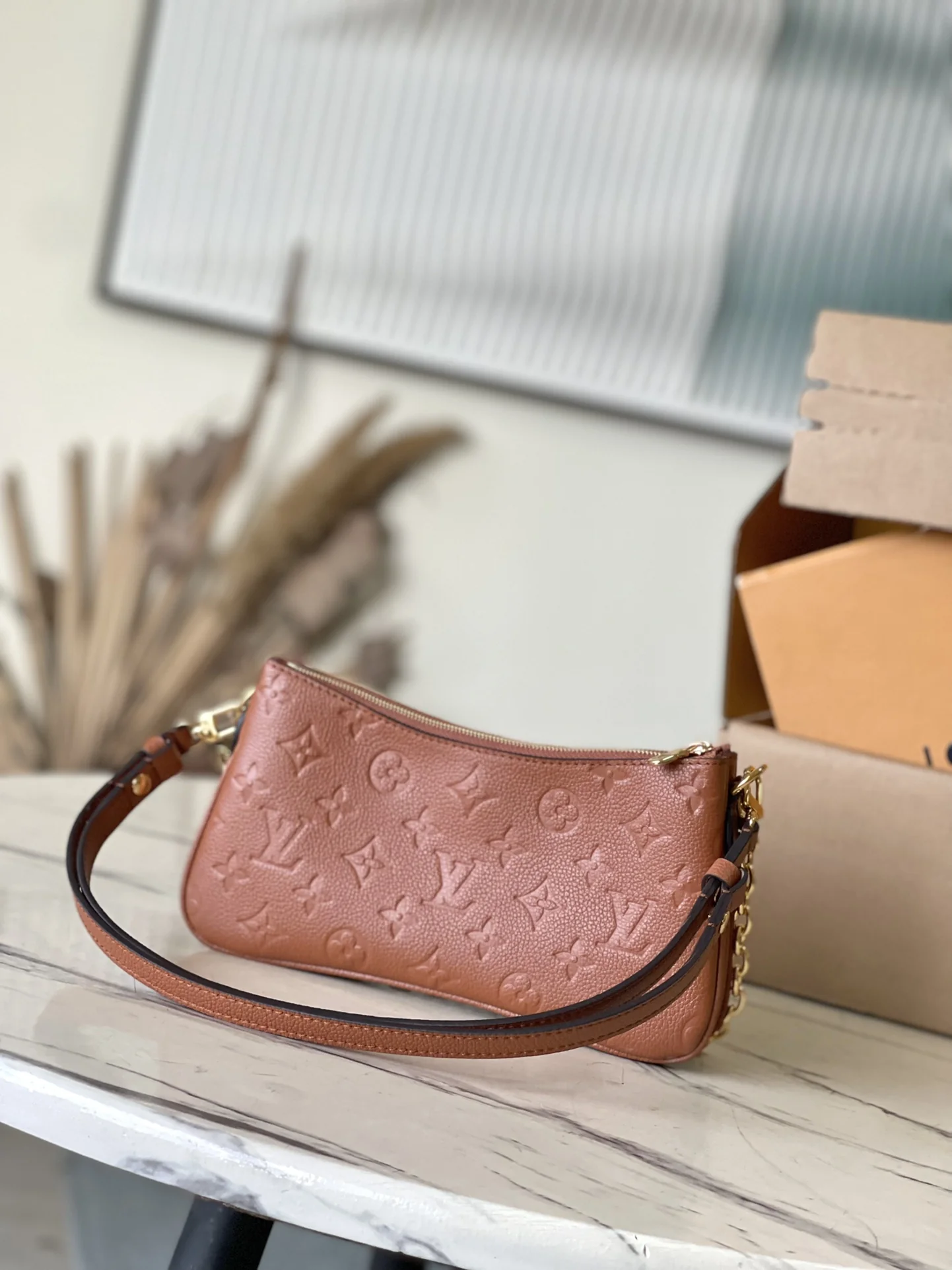 Louisvuitton Liv Pochette M11916 24x13x6.5 cm - description_image3