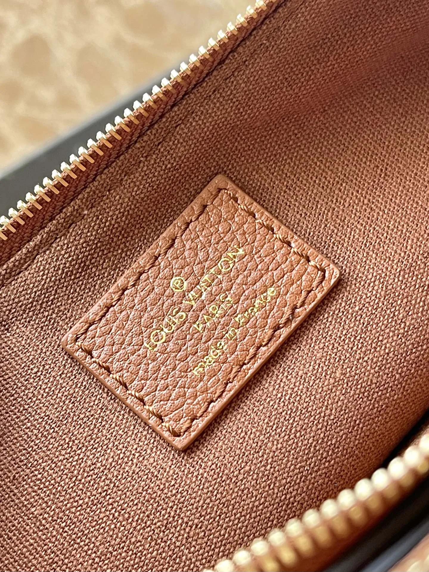 Louisvuitton Liv Pochette M11916 24x13x6.5 cm - description_image9