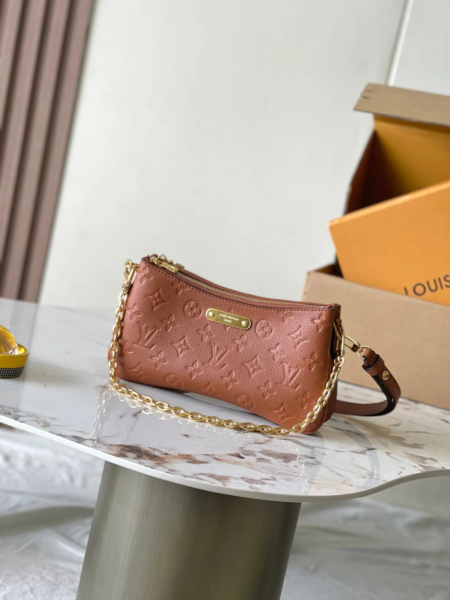 Louisvuitton Liv Pochette Double M11916 24.5 x 13.5 x 6.5 cm Louisvuitton Liv Pochette Double M11916 24.5 x 13.5 x 6.5 cm - description_image1