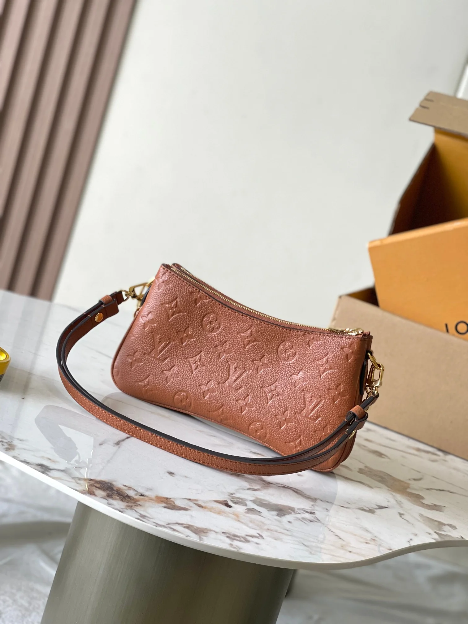 Louisvuitton Liv Pochette Double M11916 24.5 x 13.5 x 6.5 cm Louisvuitton Liv Pochette Double M11916 24.5 x 13.5 x 6.5 cm - description_image3