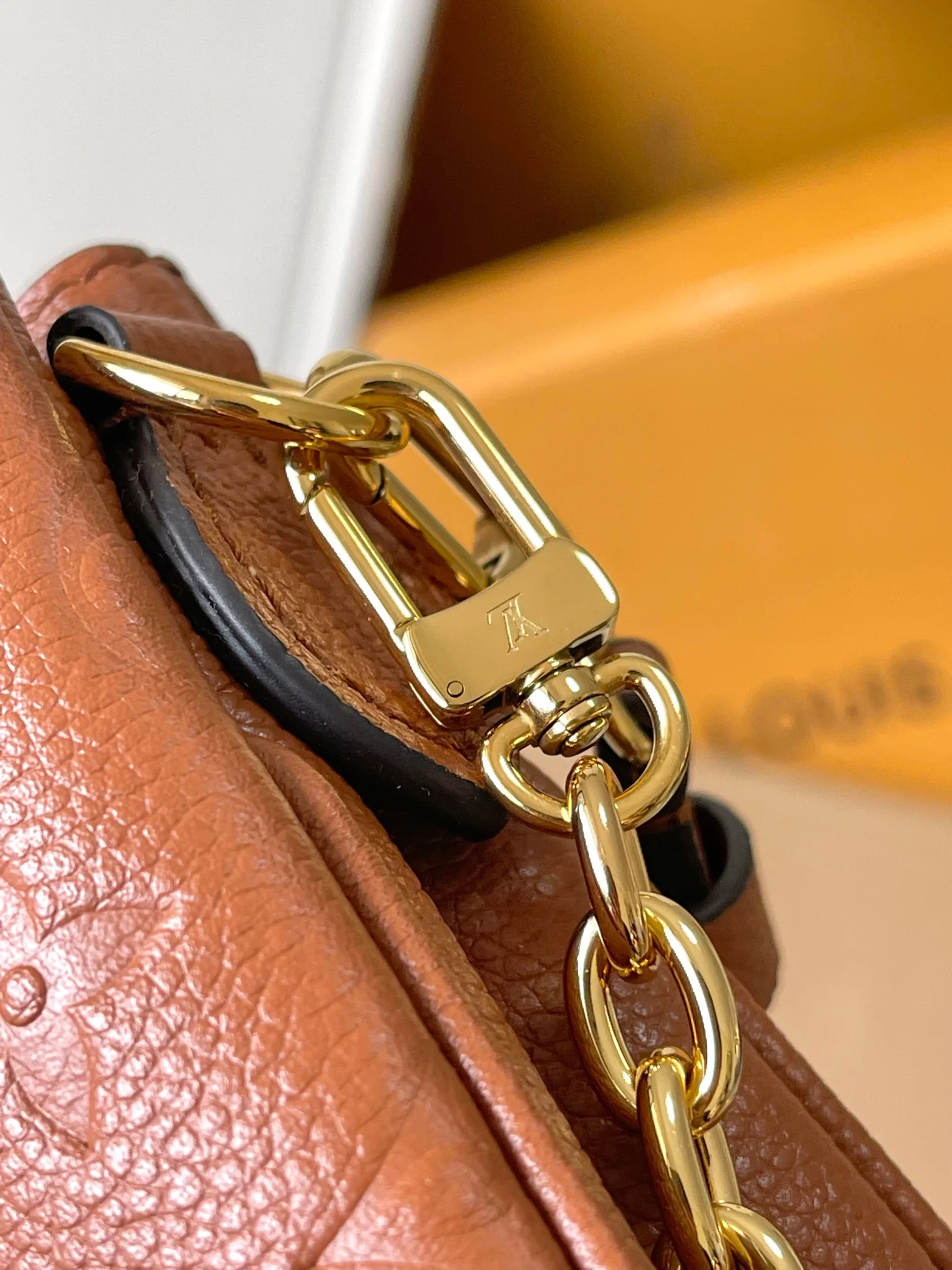 Louisvuitton Liv Pochette Double M11916 24.5 x 13.5 x 6.5 cm Louisvuitton Liv Pochette Double M11916 24.5 x 13.5 x 6.5 cm - description_image6