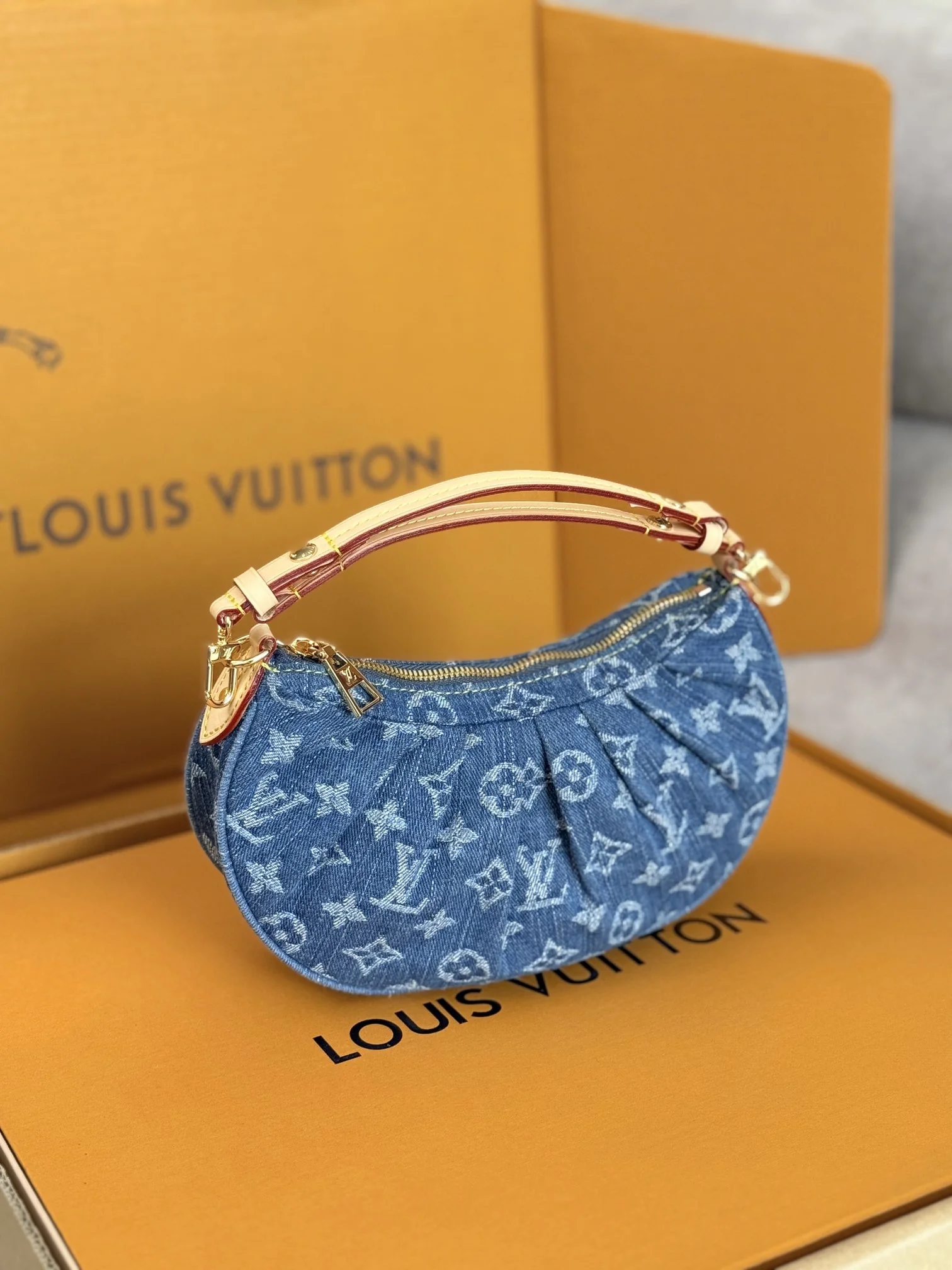 Louisvuitton Pochette Valley M13571 15 x 7 x 21 cm - description_image2