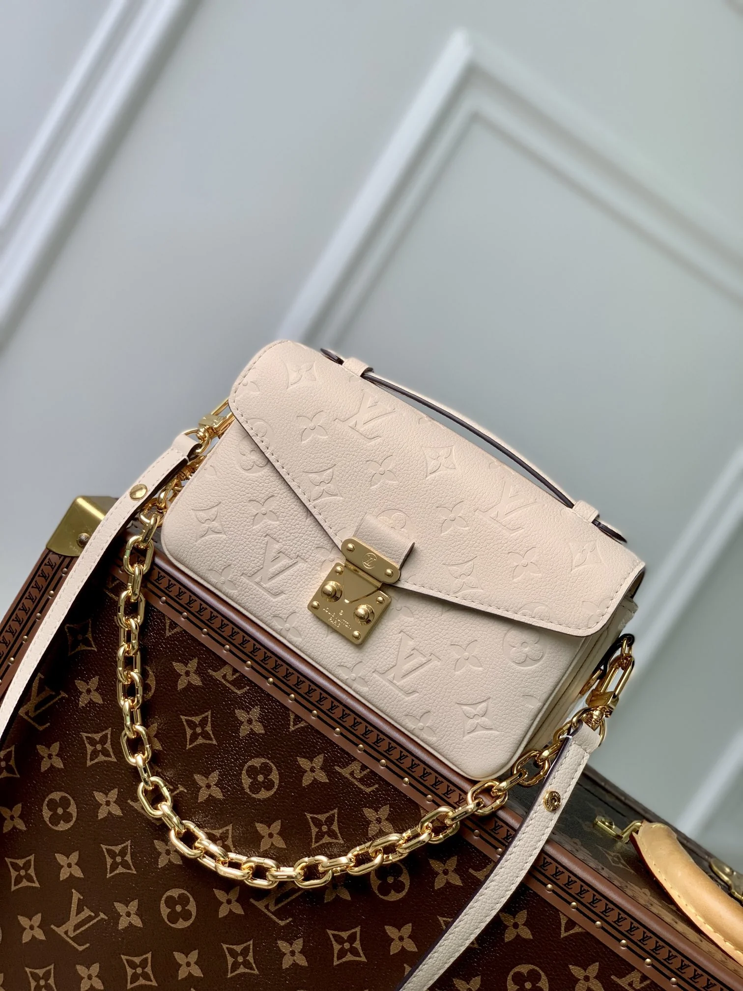 Louisvuitton Pochette Metis East West Handbag 21.5 x 13.5 x 6.0 cm Louisvuitton Pochette Metis East West Handbag 21.5 x 13.5 x 6.0 cm - description_image1