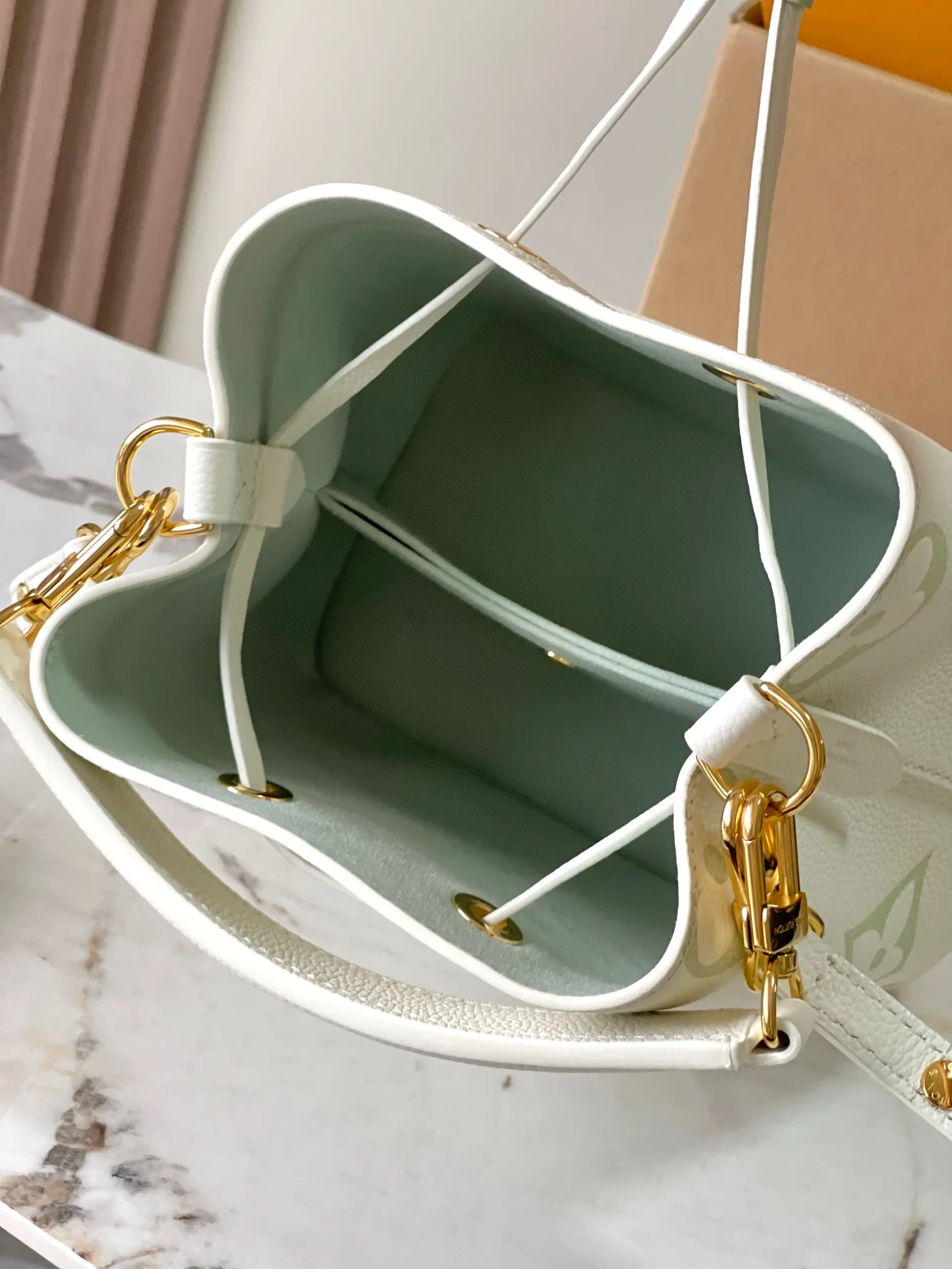 Louisvuitton Néonoé BB Handbag M24048 20x20x13 cm - description_image9