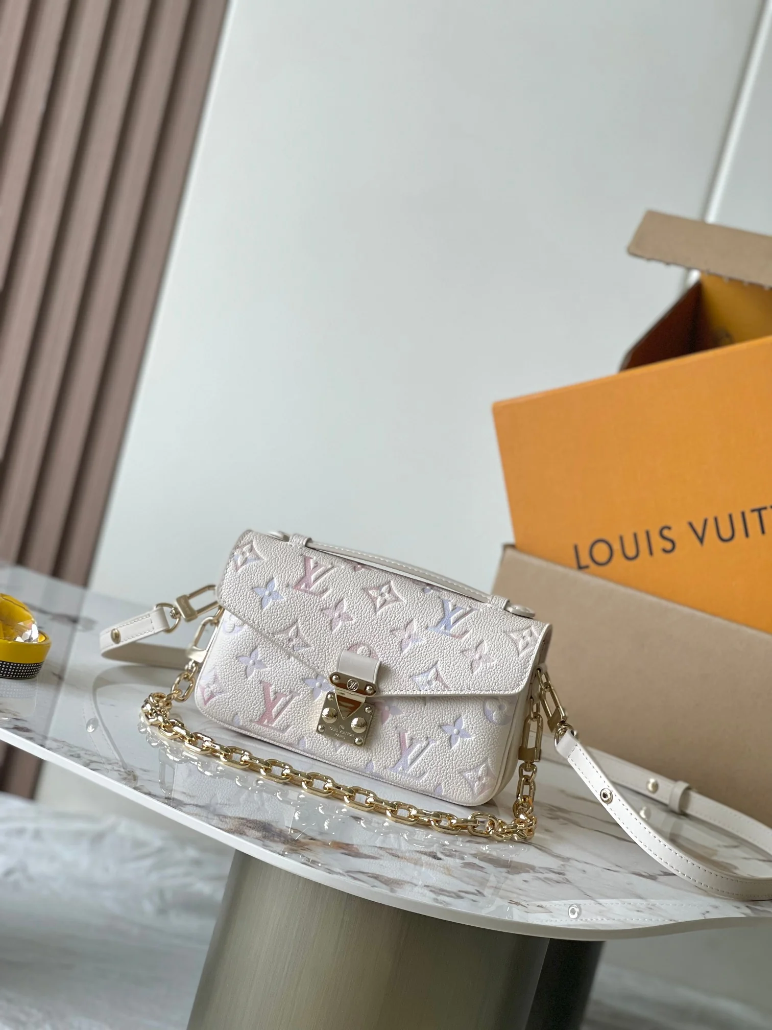 Louisvuitton Pochette Metis East West M25682 13.5 x 6 x 21.5 cm - description_image1
