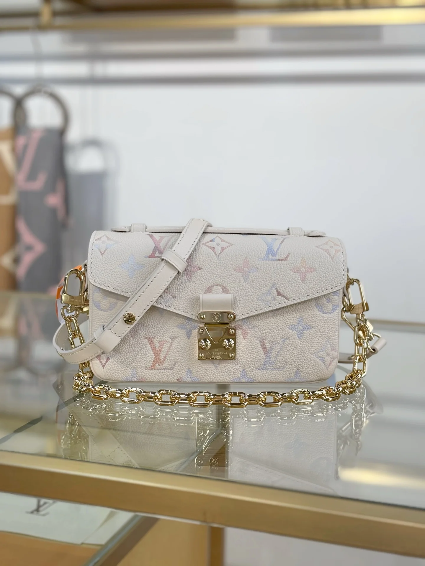 Louisvuitton Pochette Metis East West Handbag M25682 21.5x15x6 cm - description_image2