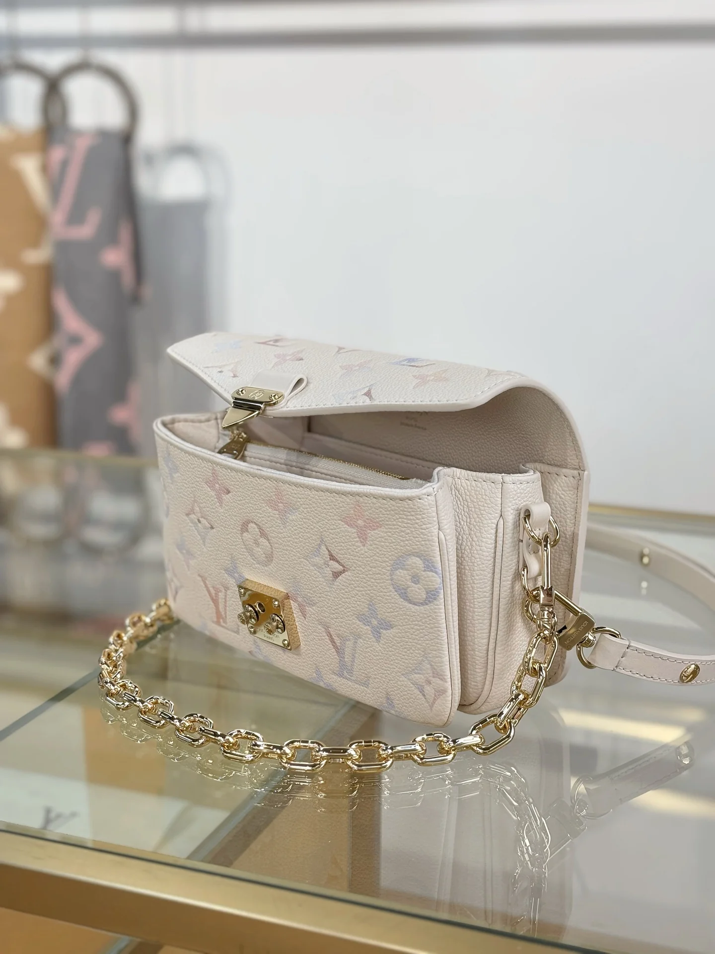 Louisvuitton Pochette Metis East West Handbag M25682 21.5x15x6 cm - description_image4